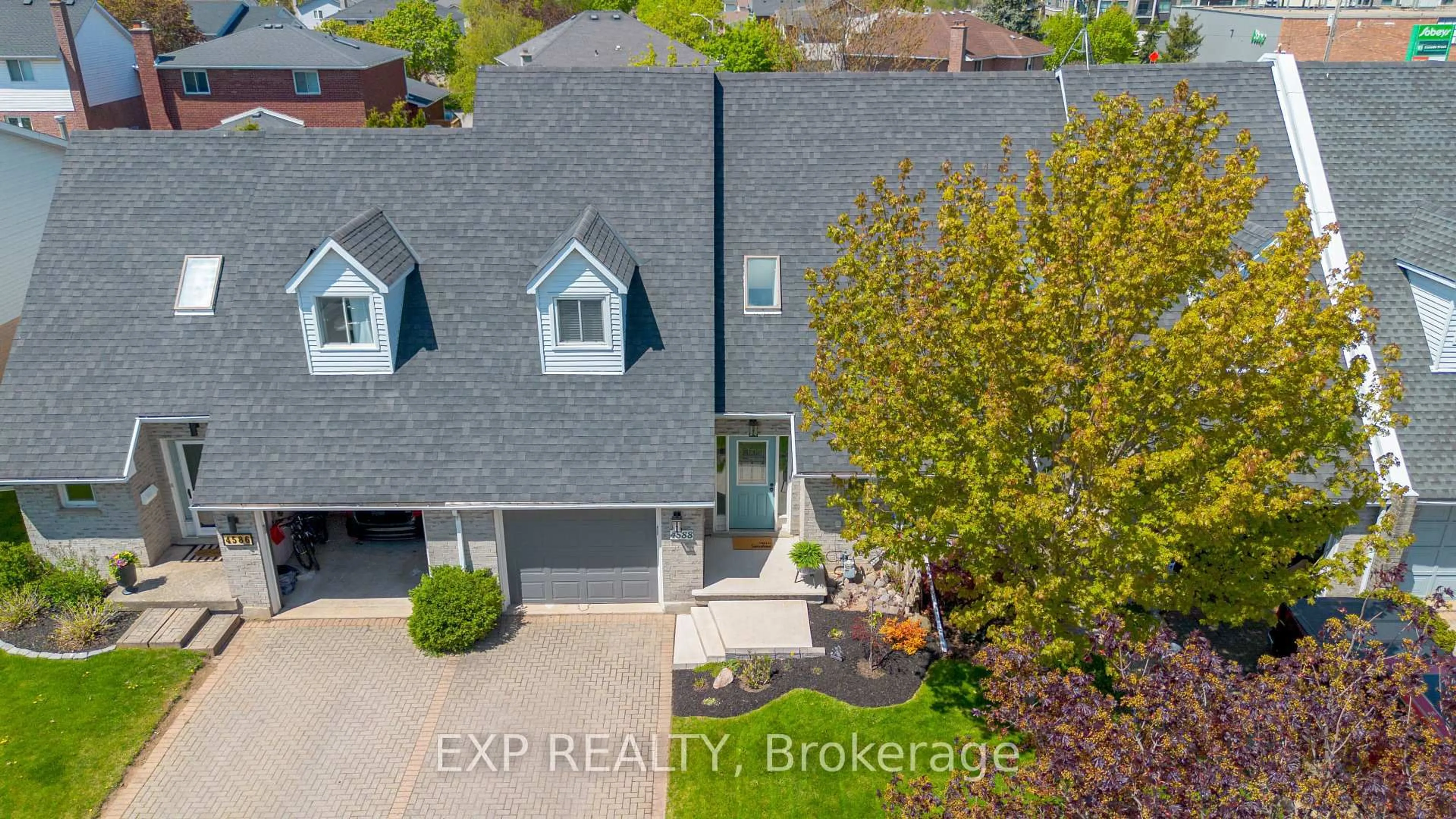 A pic from outside/outdoor area/front of a property/back of a property/a pic from drone, street for 4588 Juniper Crt, Lincoln Ontario L0R 1B5