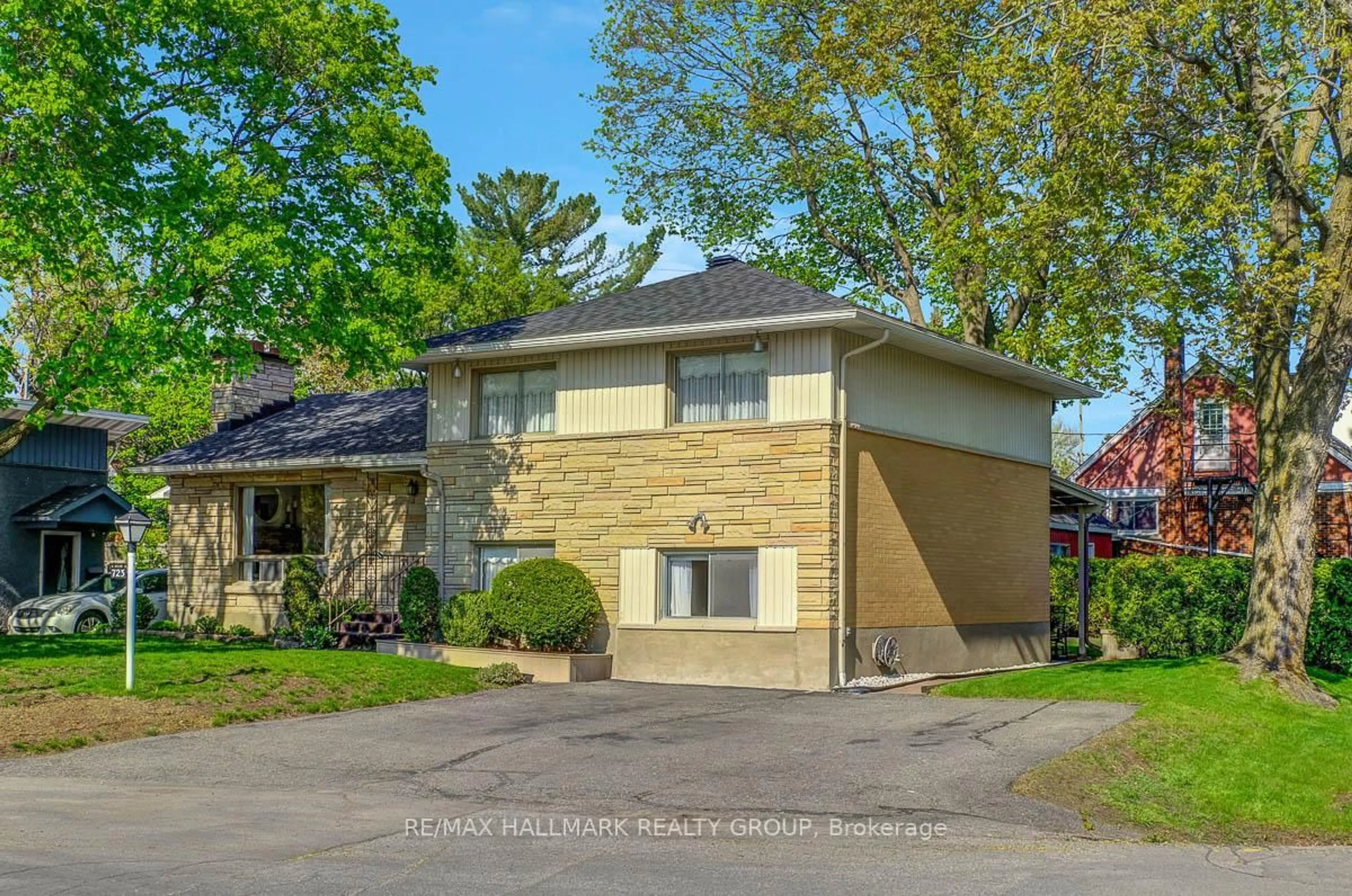 Unknown for 723 Luc St, Ottawa Ontario K1K 3M5
