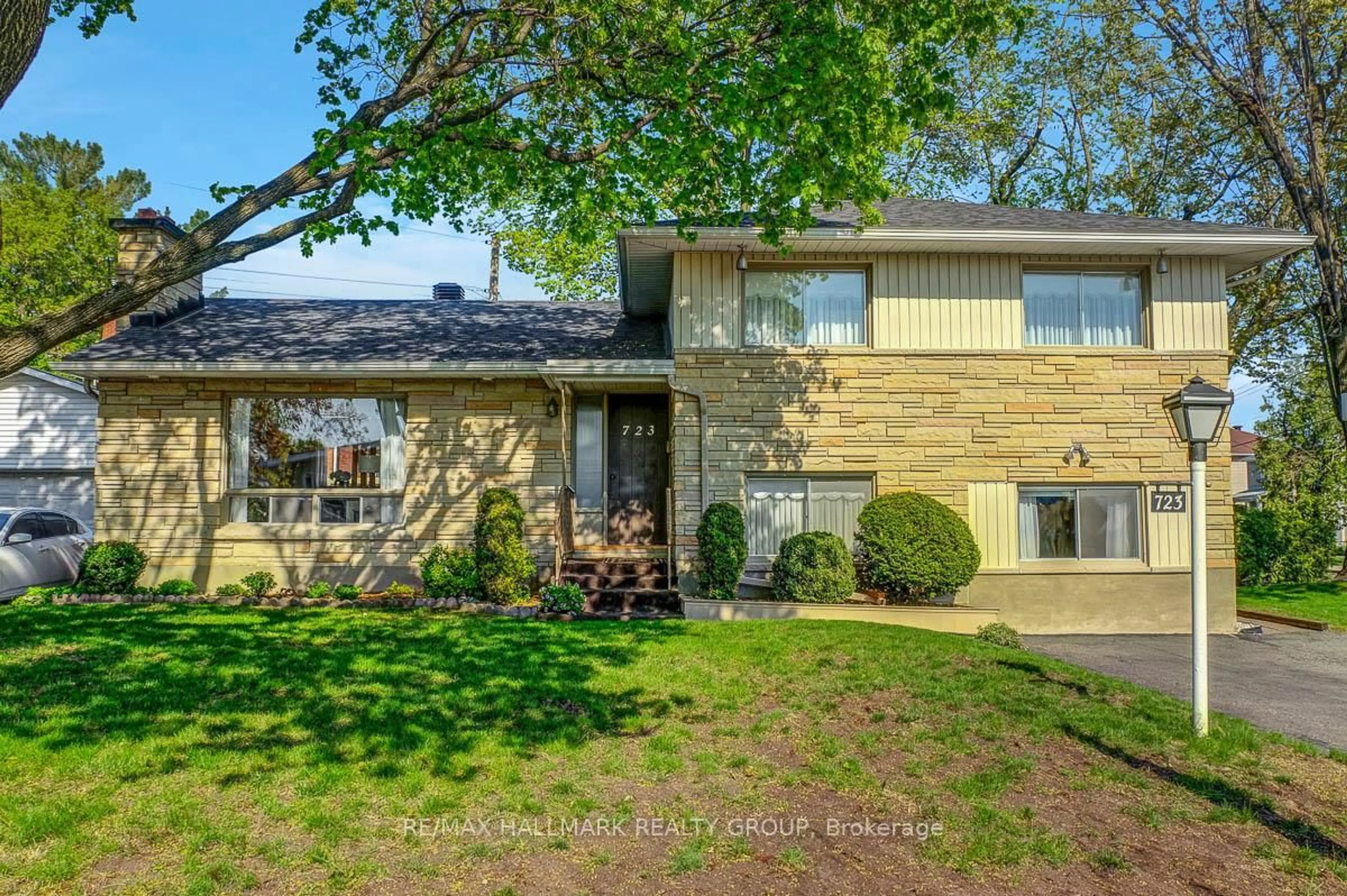 Home with vinyl exterior material, street for 723 Luc St, Ottawa Ontario K1K 3M5