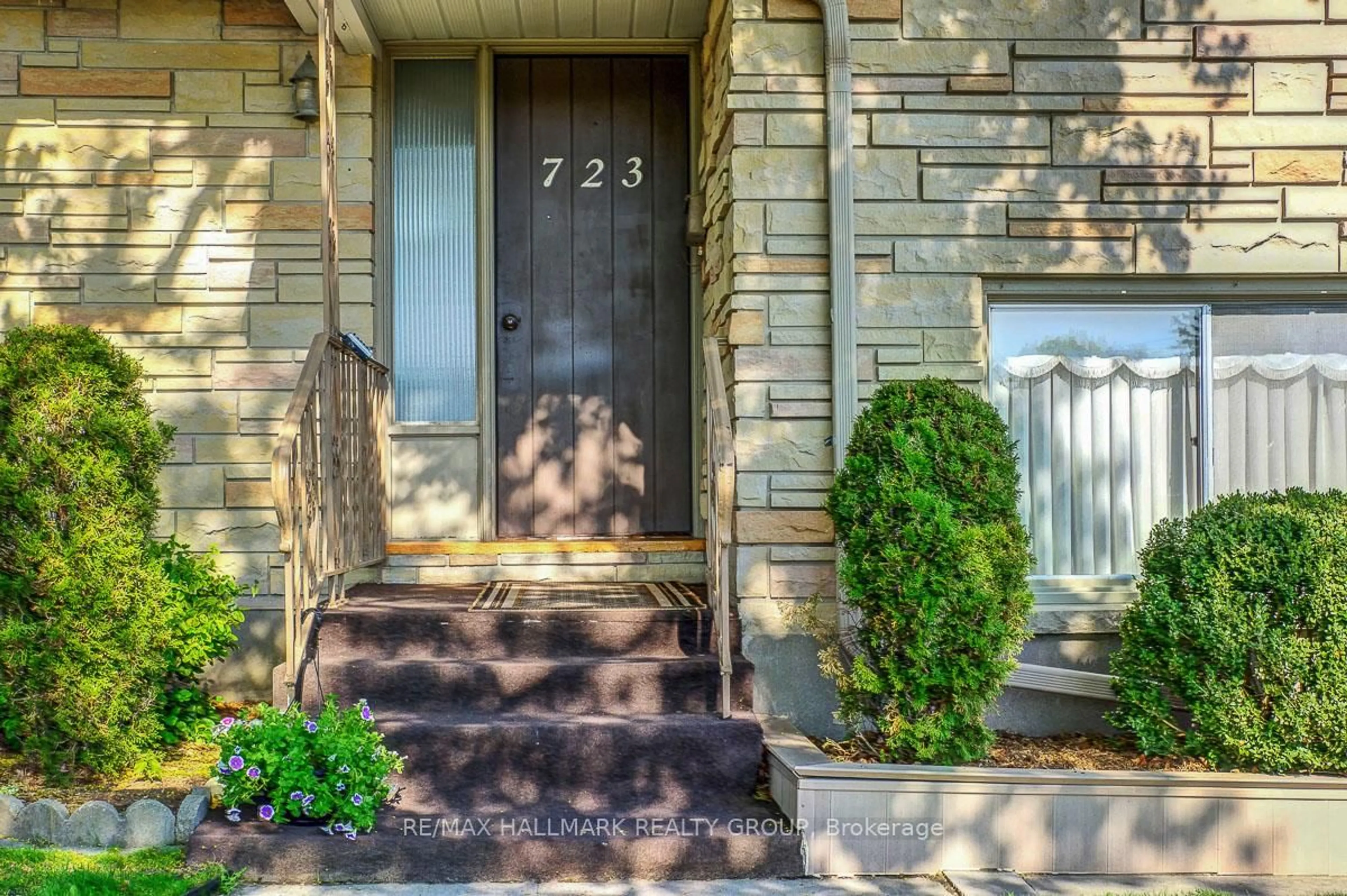 Indoor entryway for 723 Luc St, Ottawa Ontario K1K 3M5