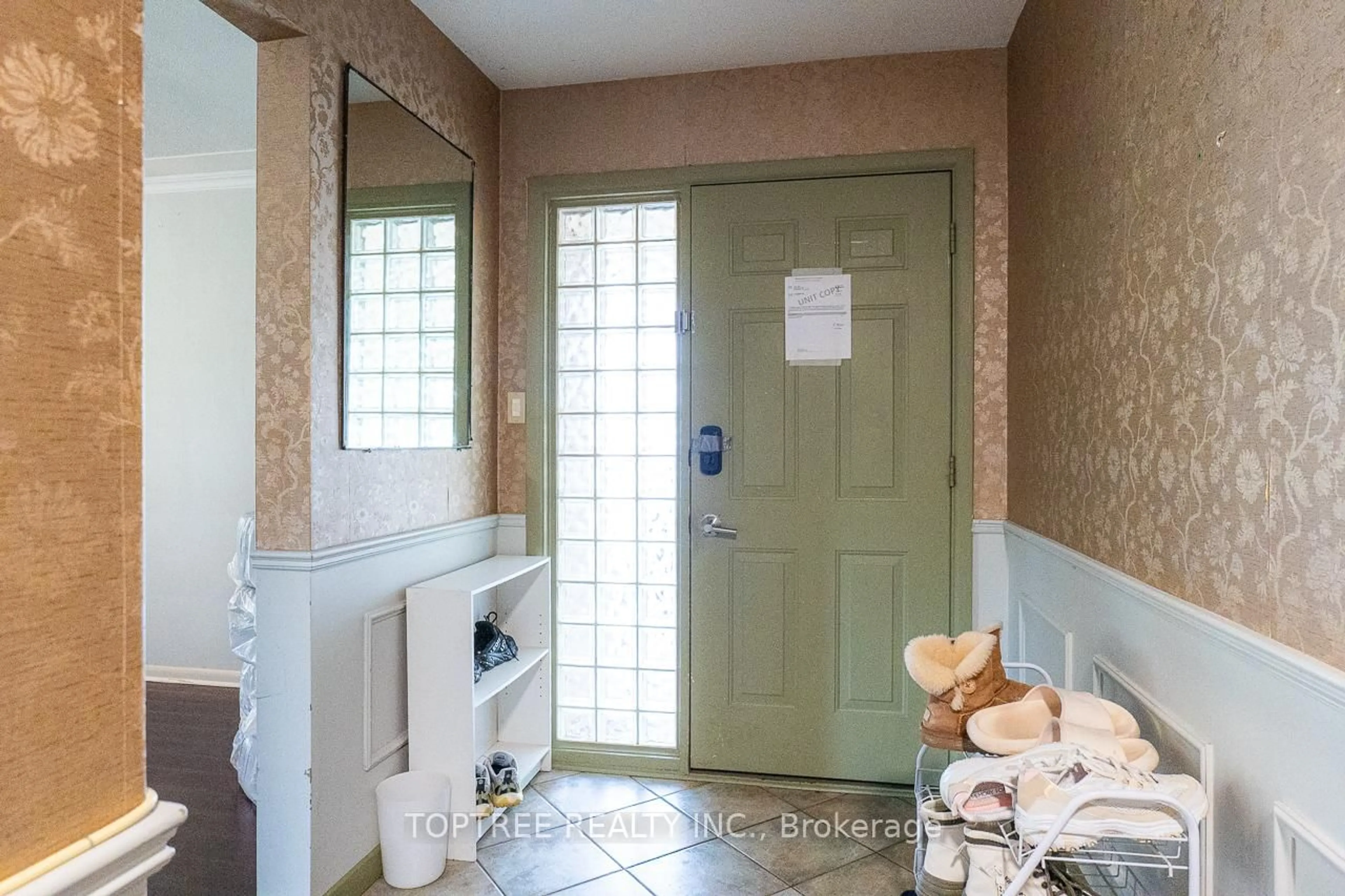 Indoor entryway for 2 Ruskin Crt, London North Ontario N6G 1S8