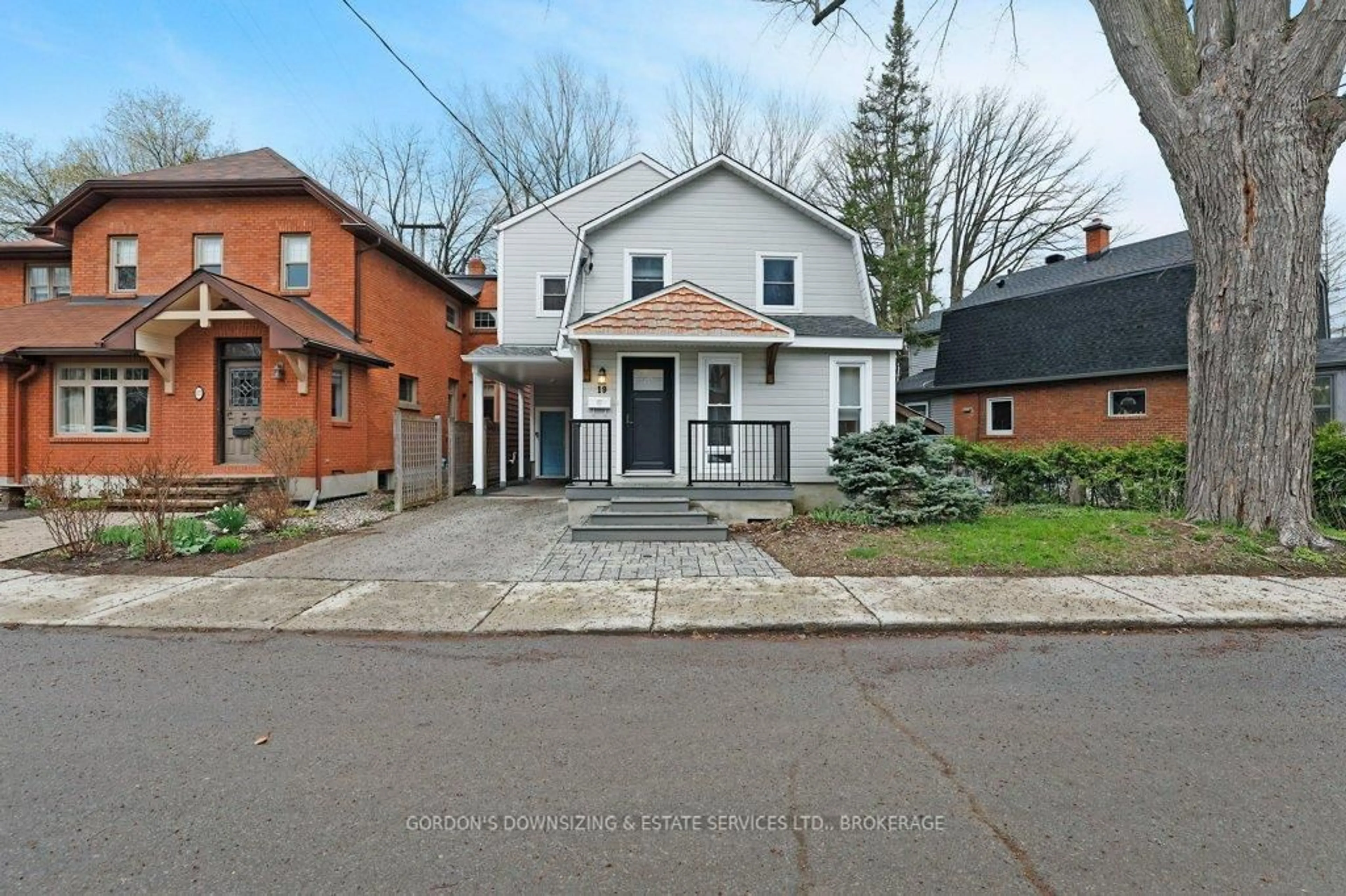 A pic from outside/outdoor area/front of a property/back of a property/a pic from drone, street for 19 Elmdale Ave, Ottawa Ontario K1M 1A3