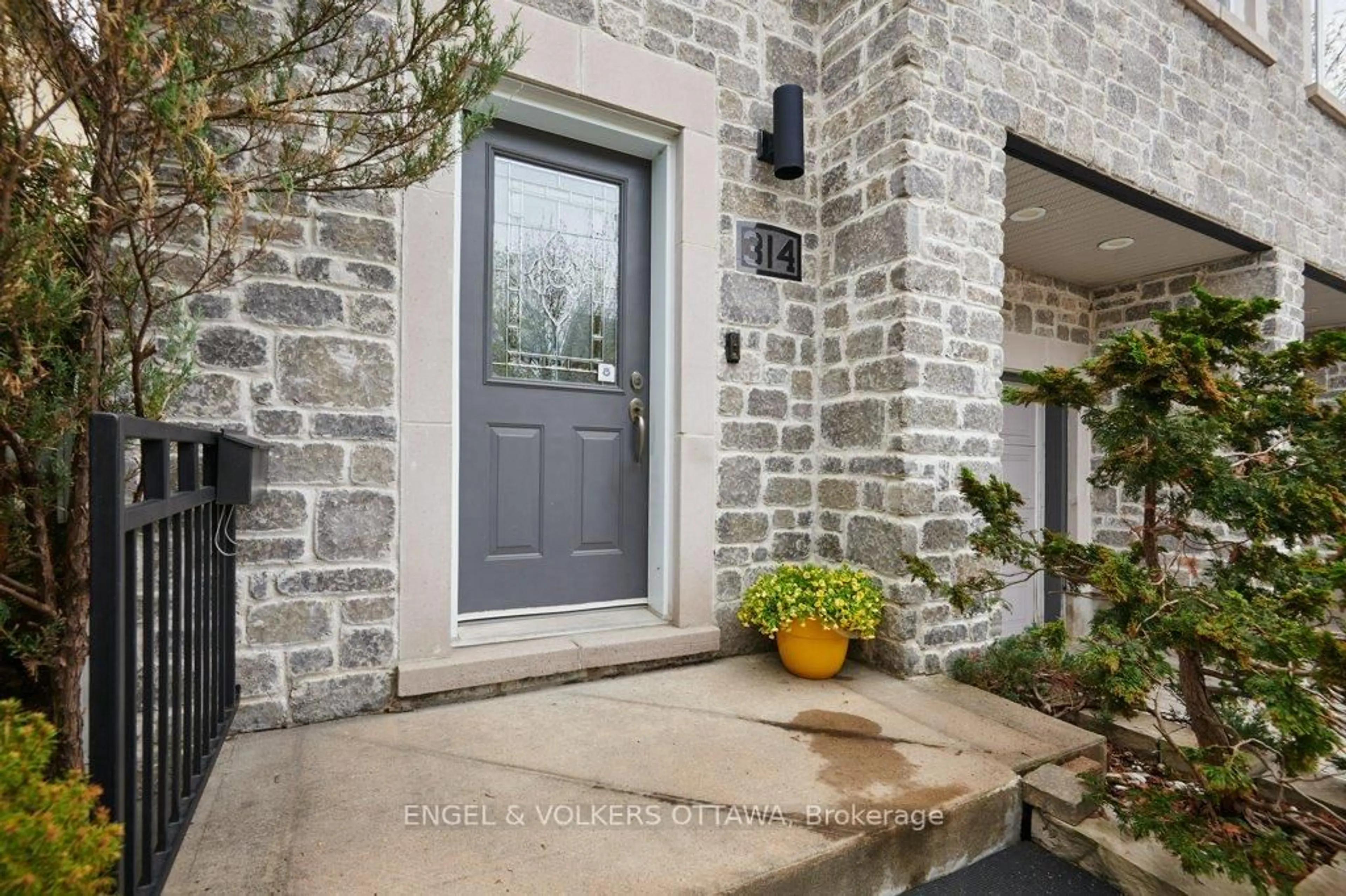 Indoor entryway for 314 Stewart St, Ottawa Ontario K1N 6K6