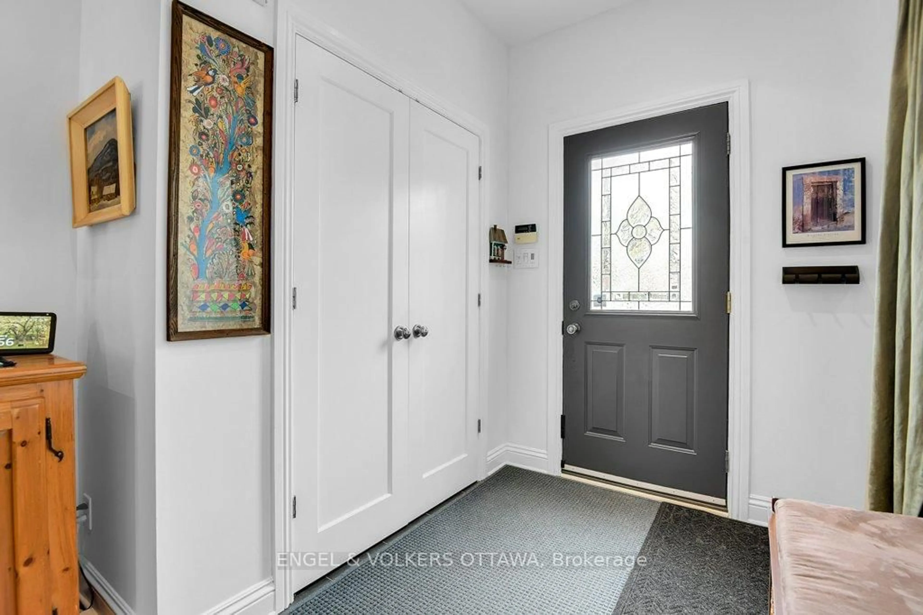 Indoor entryway for 314 Stewart St, Ottawa Ontario K1N 6K6