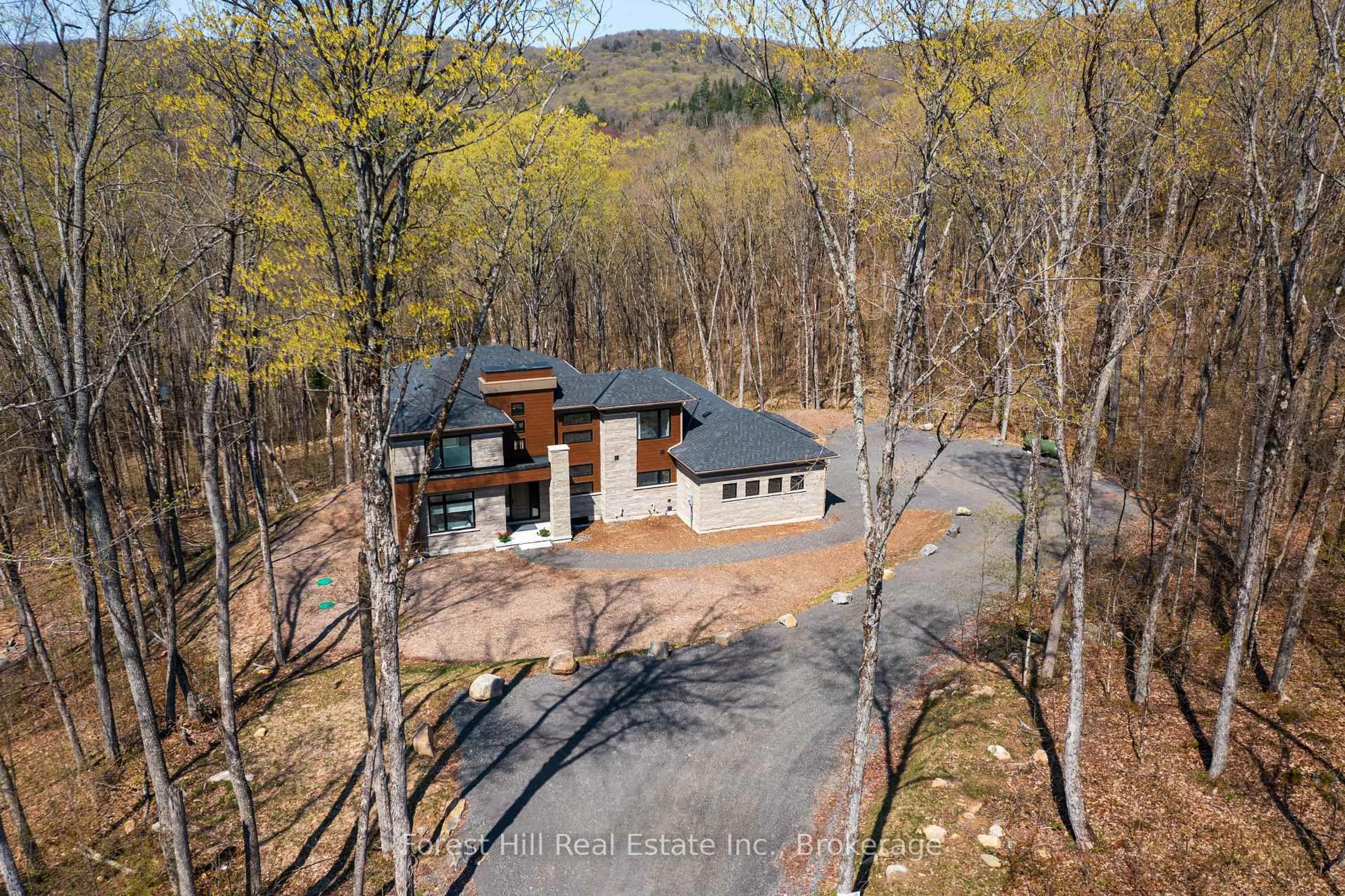 A pic from outside/outdoor area/front of a property/back of a property/a pic from drone, unknown for 1002 Napier Crt, Lake of Bays Ontario P1H 0K1