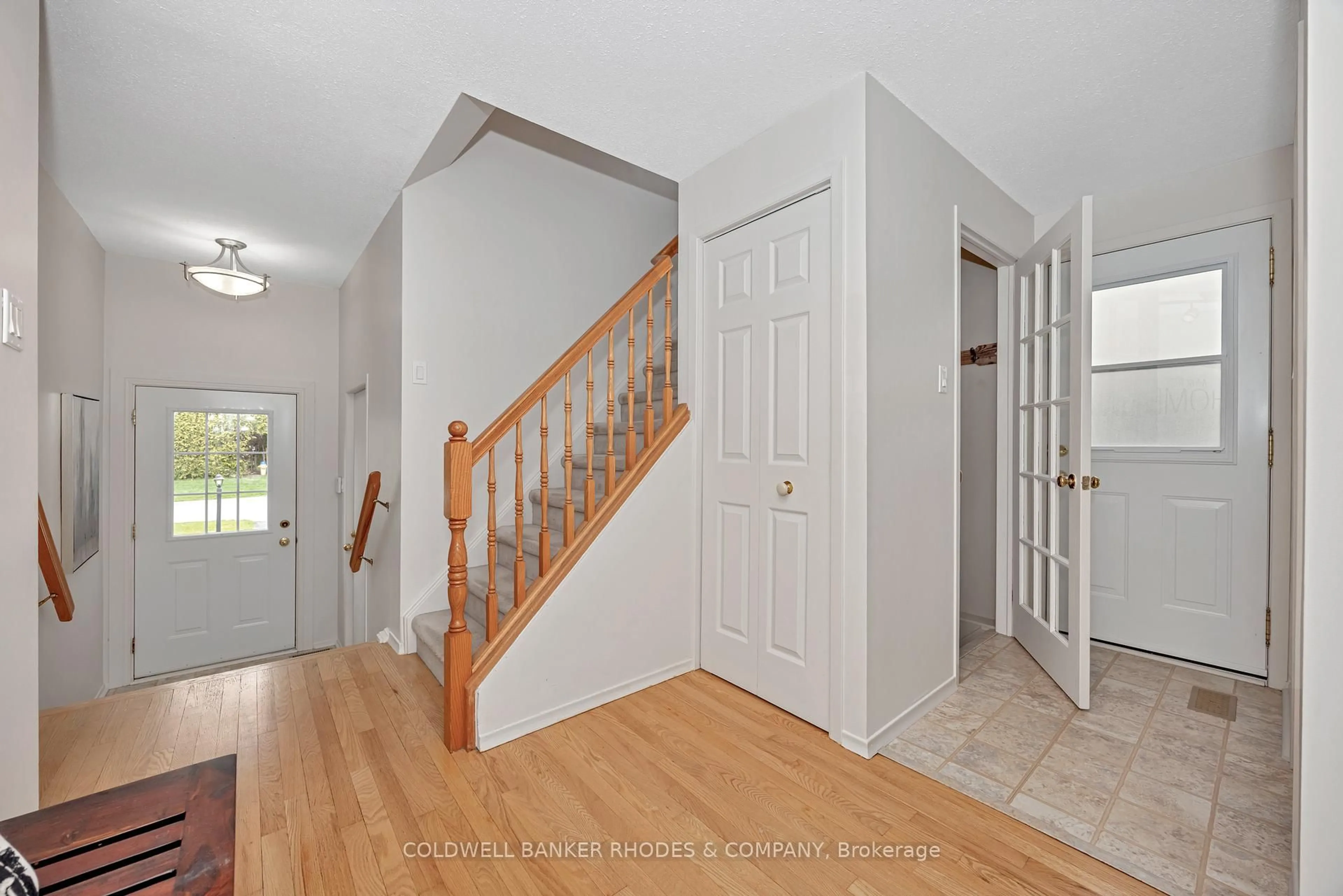Indoor entryway for 46 Valley Ridge St, Ottawa Ontario K2E 7W2