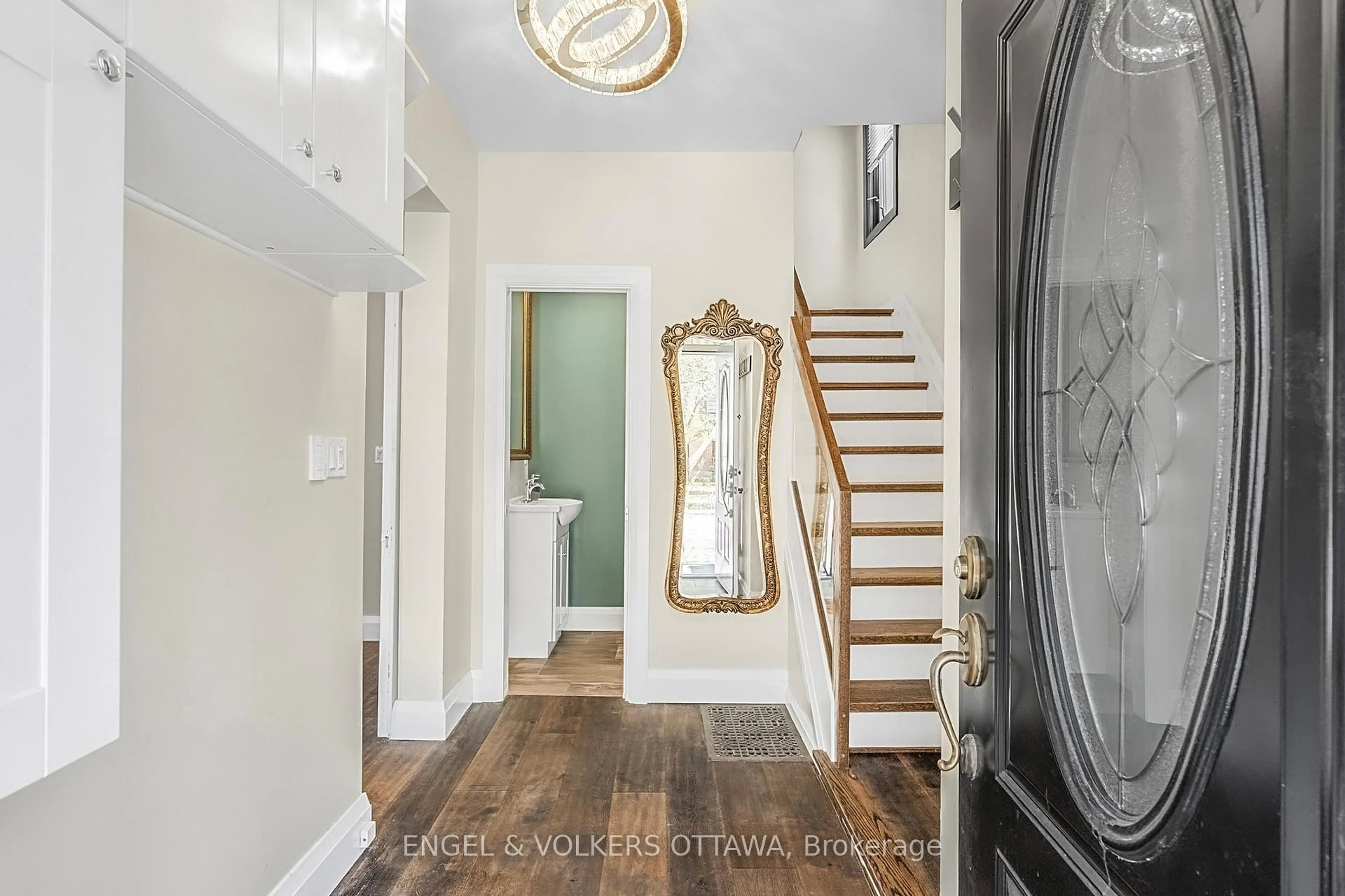 Indoor entryway for 168 Stewart St, Ottawa Ontario K1N 6J9