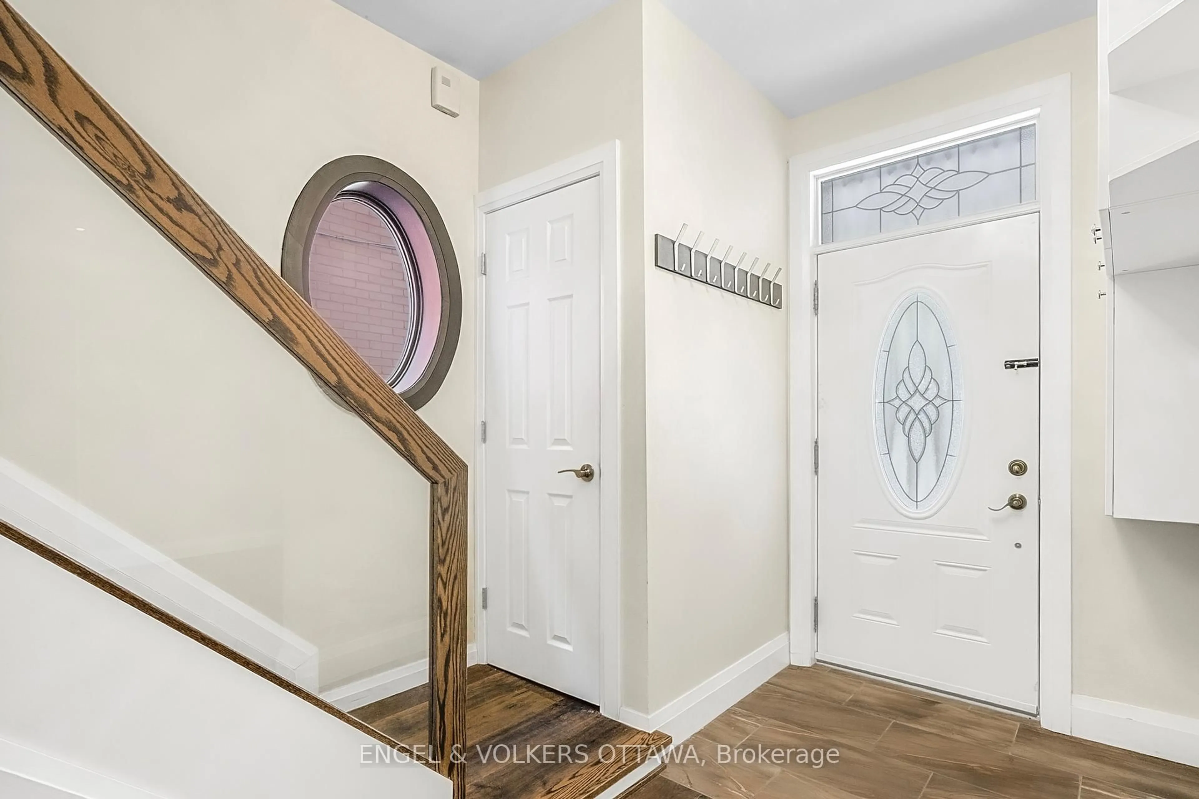 Indoor entryway for 168 Stewart St, Ottawa Ontario K1N 6J9