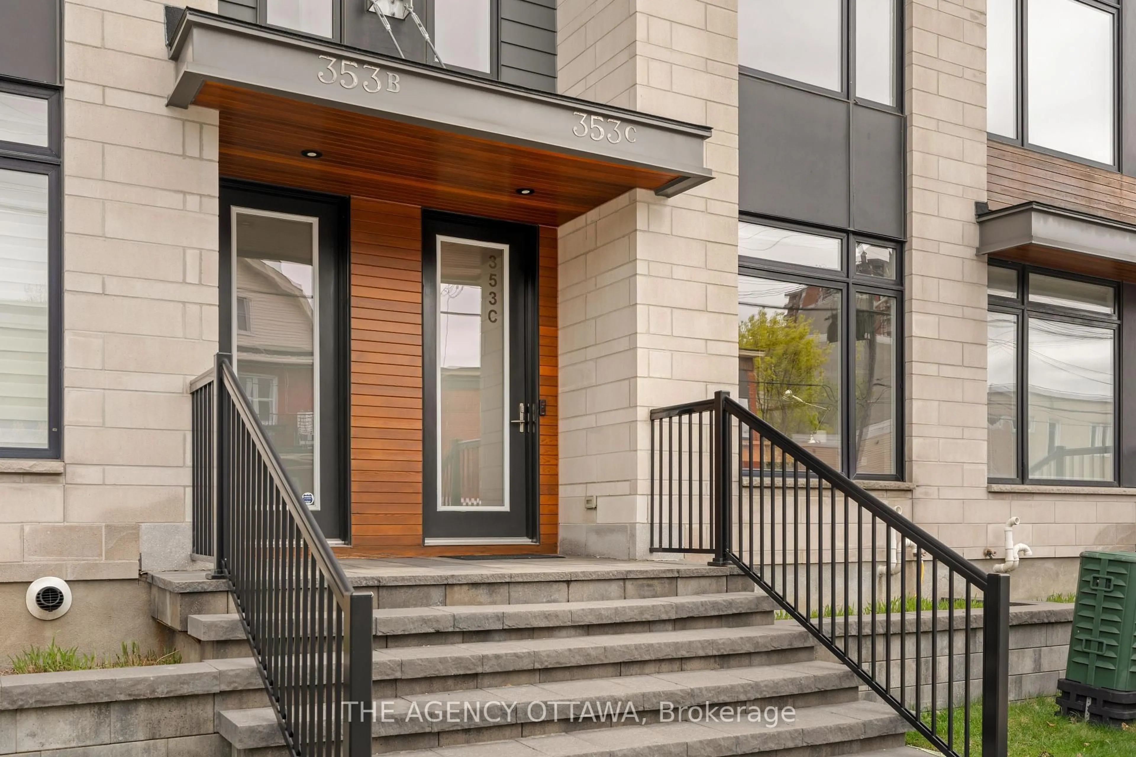 Indoor entryway for 353C Booth St, Ottawa Ontario K1R 7K1