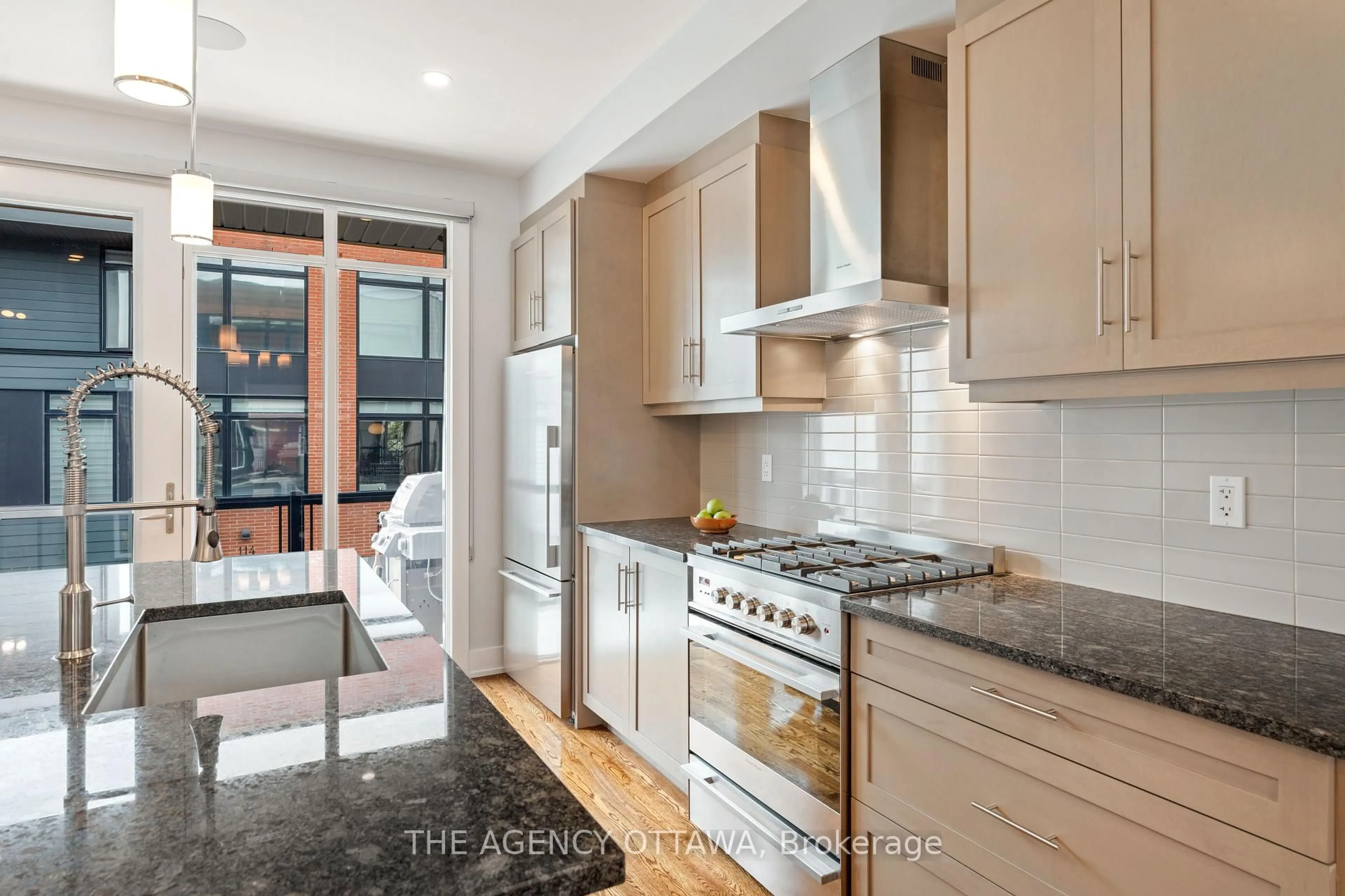 Unknown for 353C Booth St, Ottawa Ontario K1R 7K1