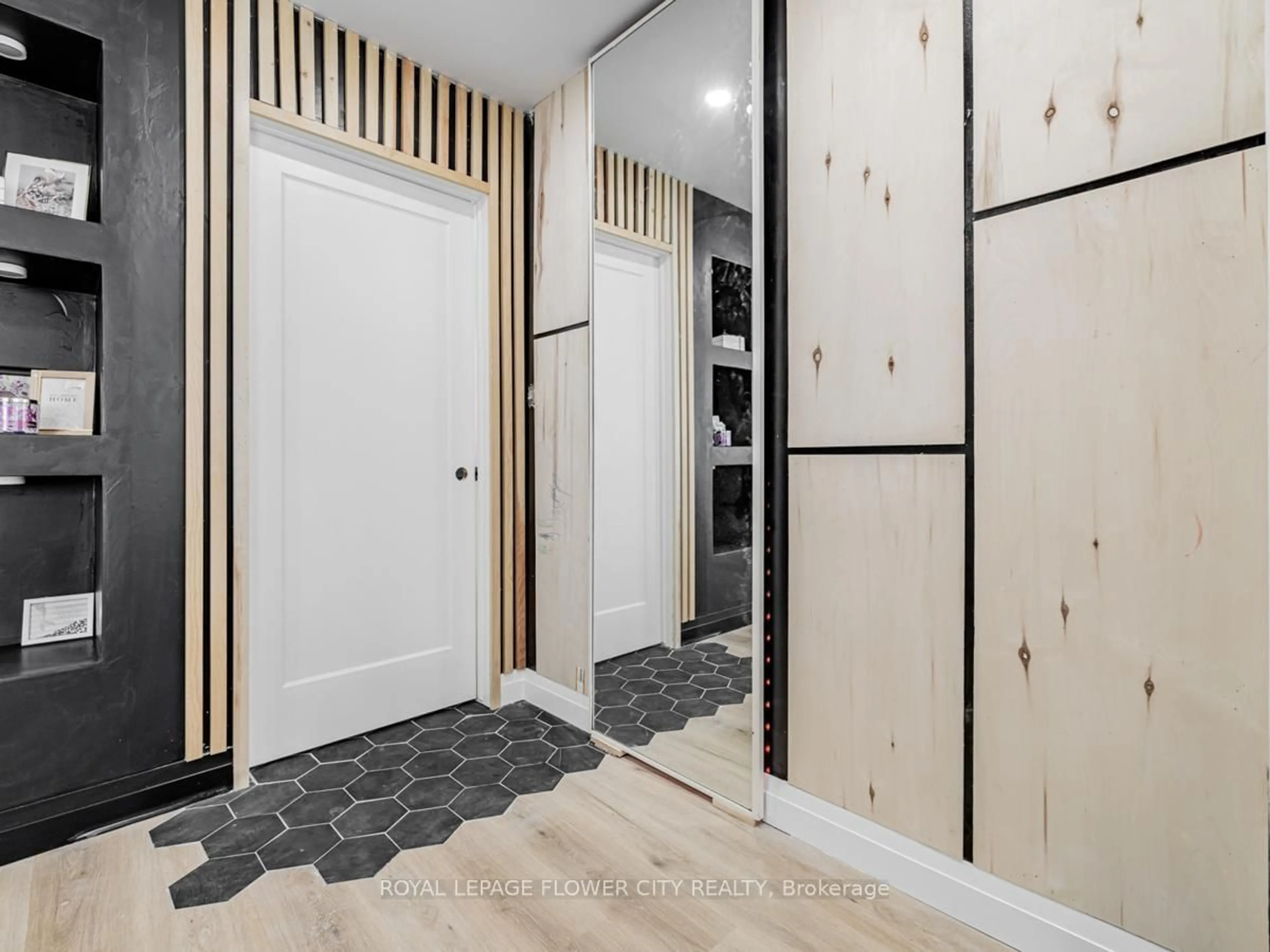Indoor entryway for 34 Wilson Cres, Southgate Ontario N0C 1B0