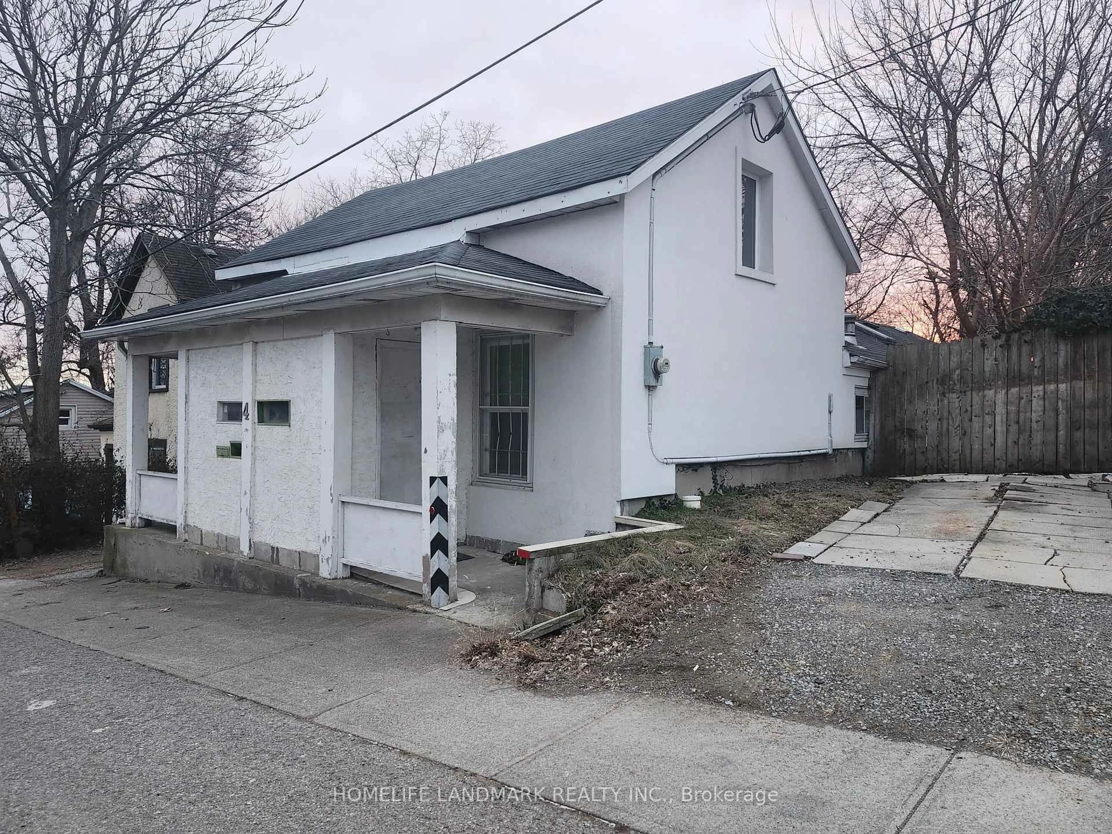 Unknown for 4 Lundy's Lane, St. Catharines Ontario L2R 4B8