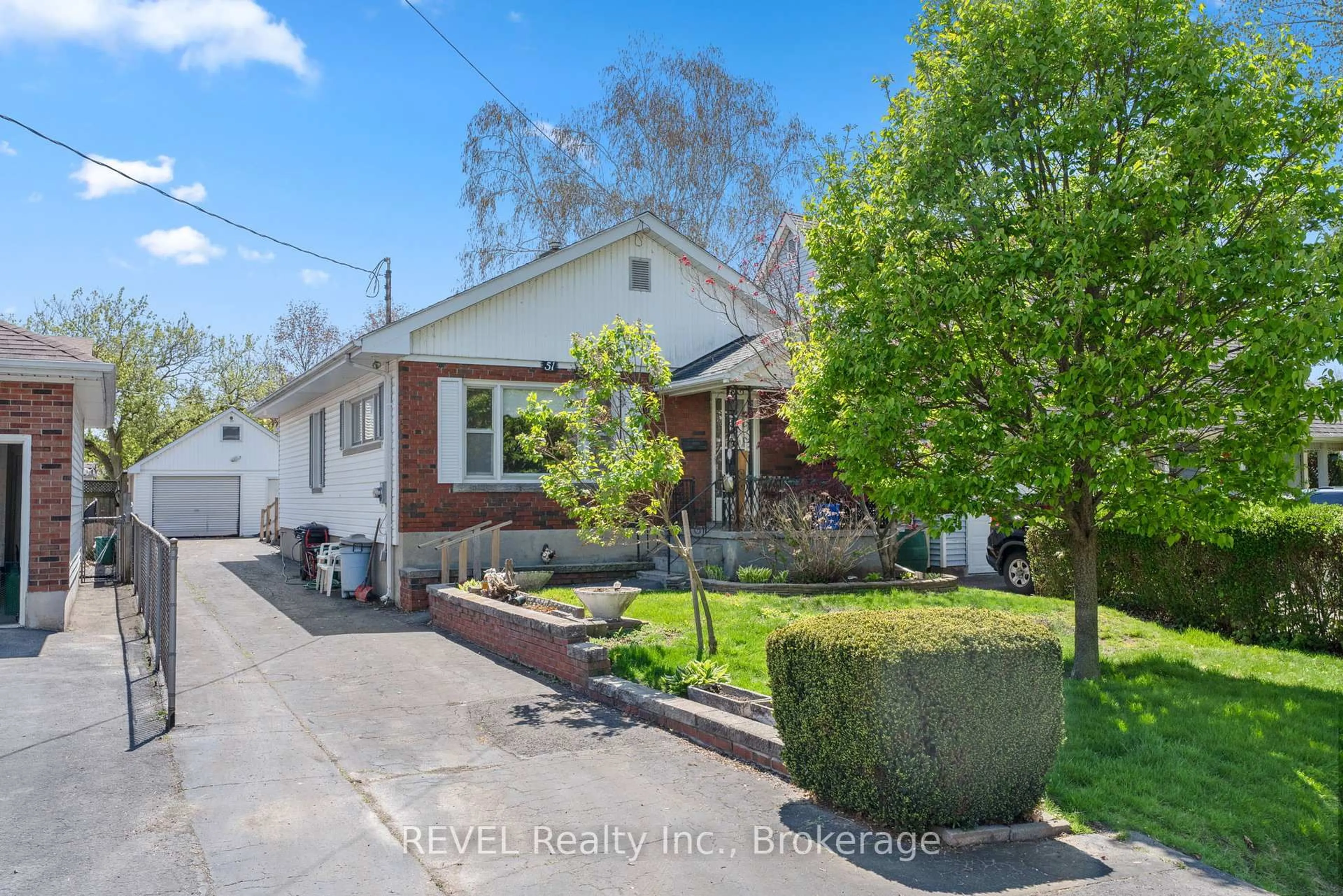 A pic from outside/outdoor area/front of a property/back of a property/a pic from drone, street for 51 Runcorn St, St. Catharines Ontario L2M 1N9