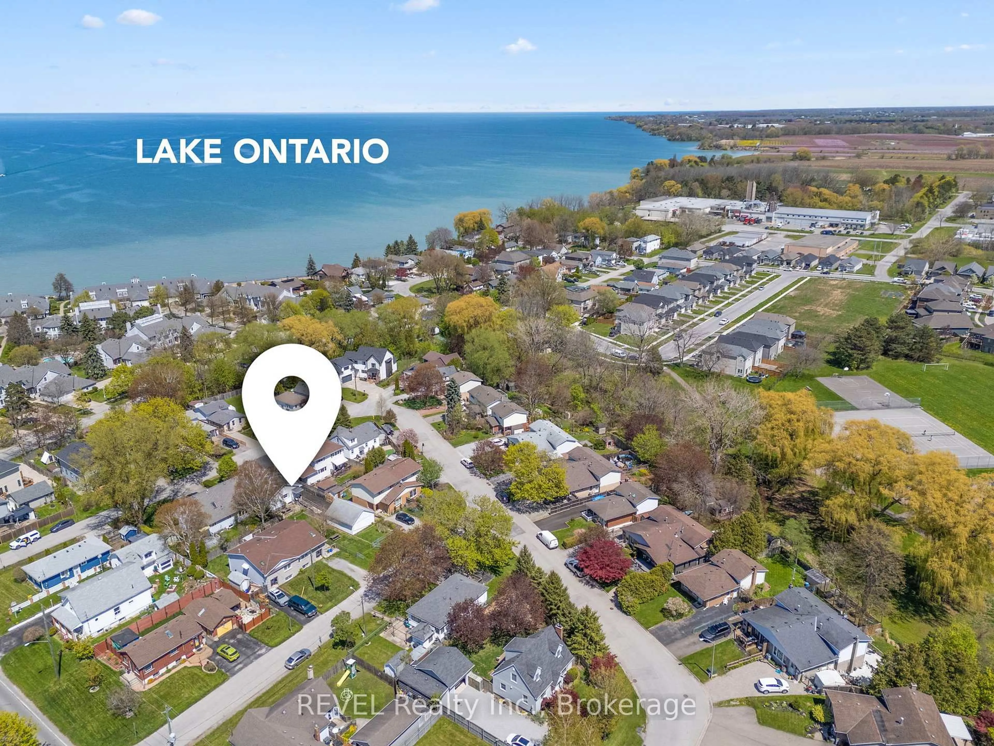 A pic from outside/outdoor area/front of a property/back of a property/a pic from drone, water/lake/river/ocean view for 51 Runcorn St, St. Catharines Ontario L2M 1N9