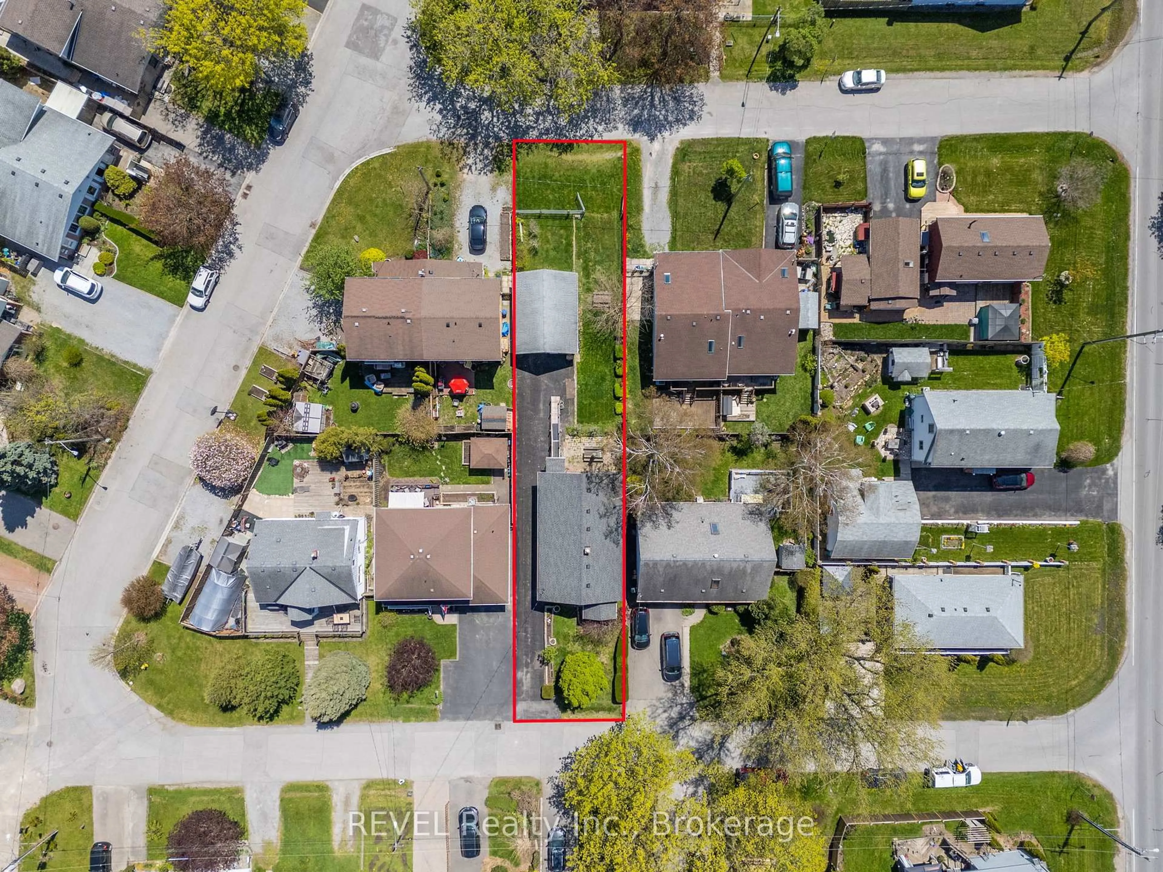 A pic from outside/outdoor area/front of a property/back of a property/a pic from drone, street for 51 Runcorn St, St. Catharines Ontario L2M 1N9