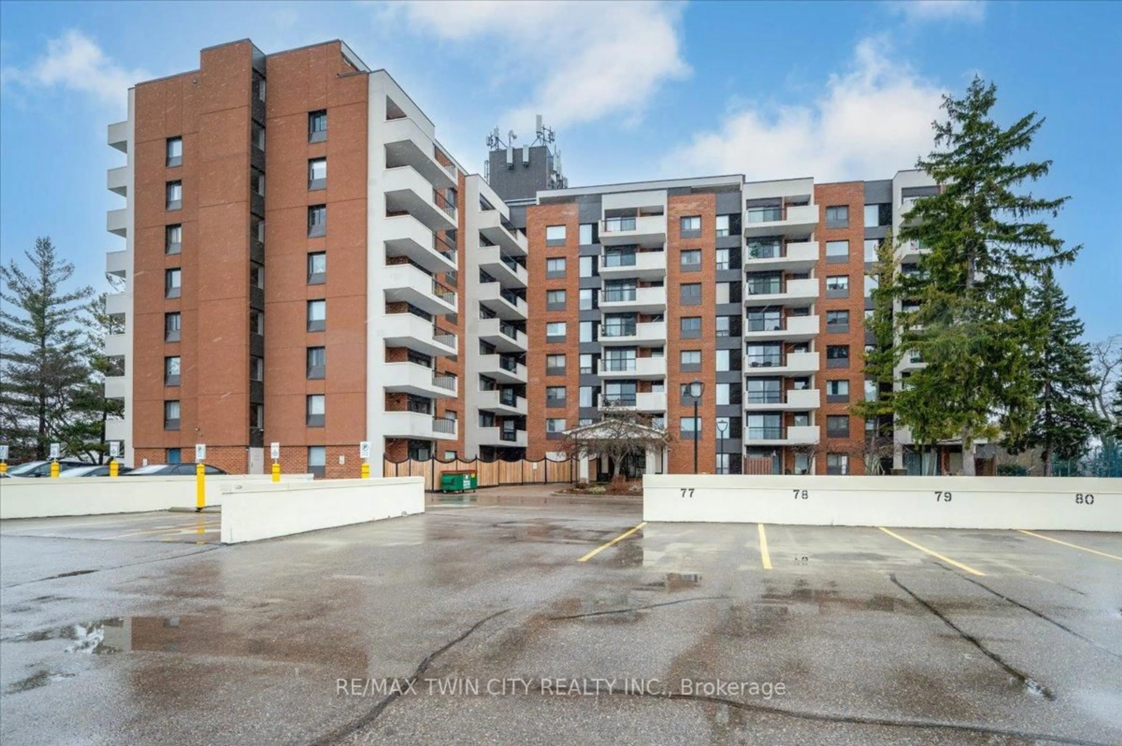A pic from outside/outdoor area/front of a property/back of a property/a pic from drone, building for 260 Sheldon Ave #809, Kitchener Ontario N2H 6P2