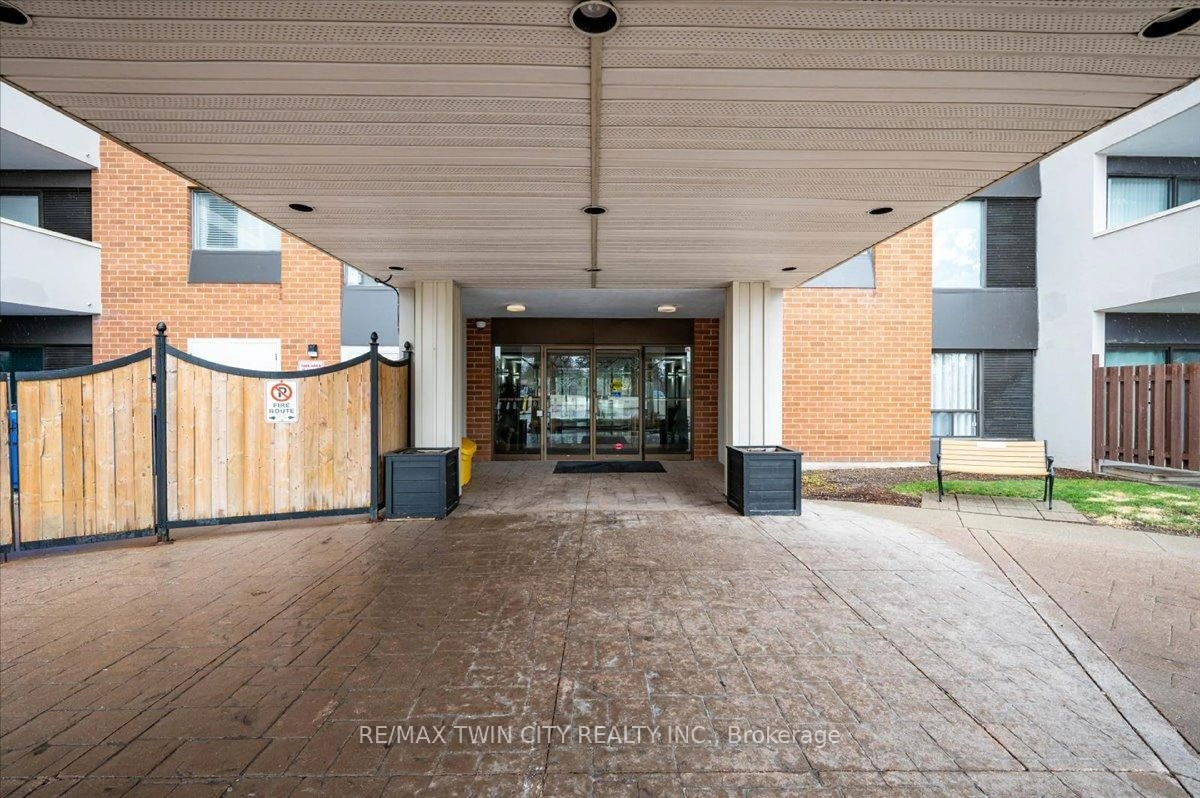Indoor foyer for 260 Sheldon Ave #809, Kitchener Ontario N2H 6P2