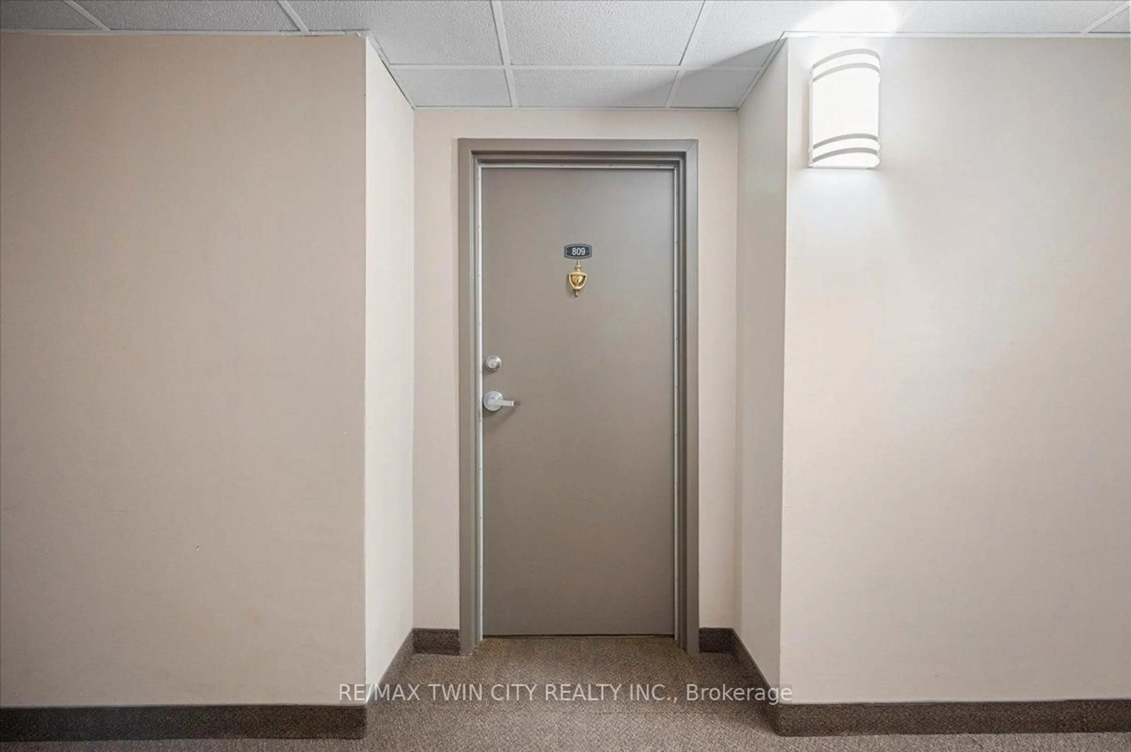 Indoor foyer for 260 Sheldon Ave #809, Kitchener Ontario N2H 6P2