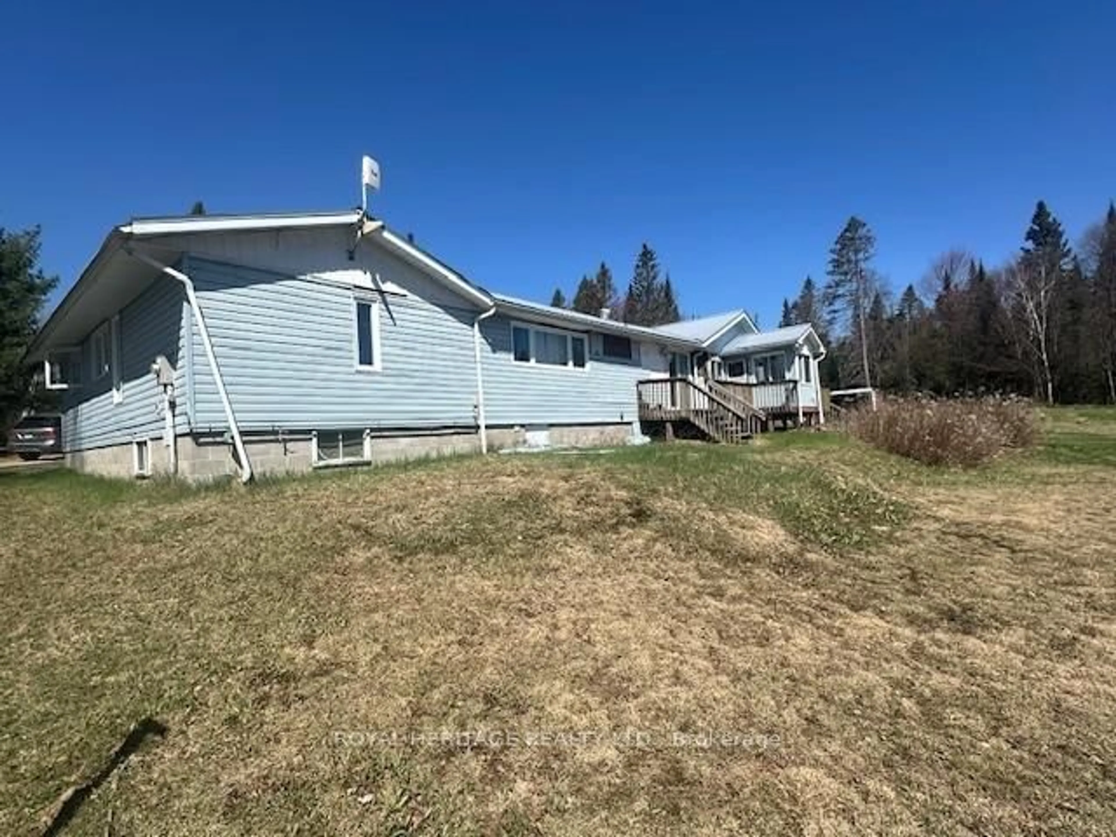 A pic from outside/outdoor area/front of a property/back of a property/a pic from drone, unknown for 3870 EAGLE LAKE Rd, South River Ontario P0A 1X0