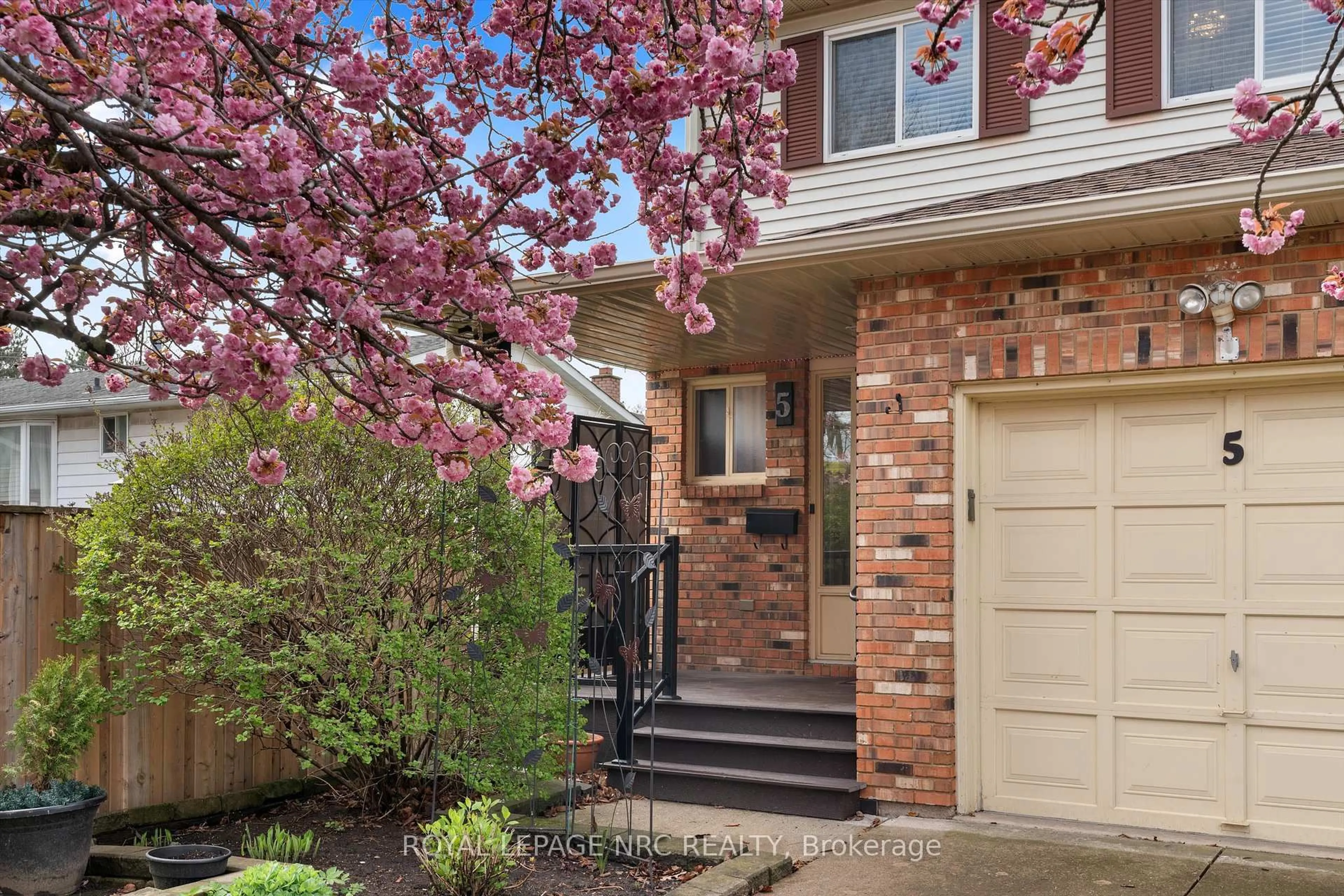 Home with brick exterior material, street for 5 Barnaby Dr, St. Catharines Ontario L2S 3C7