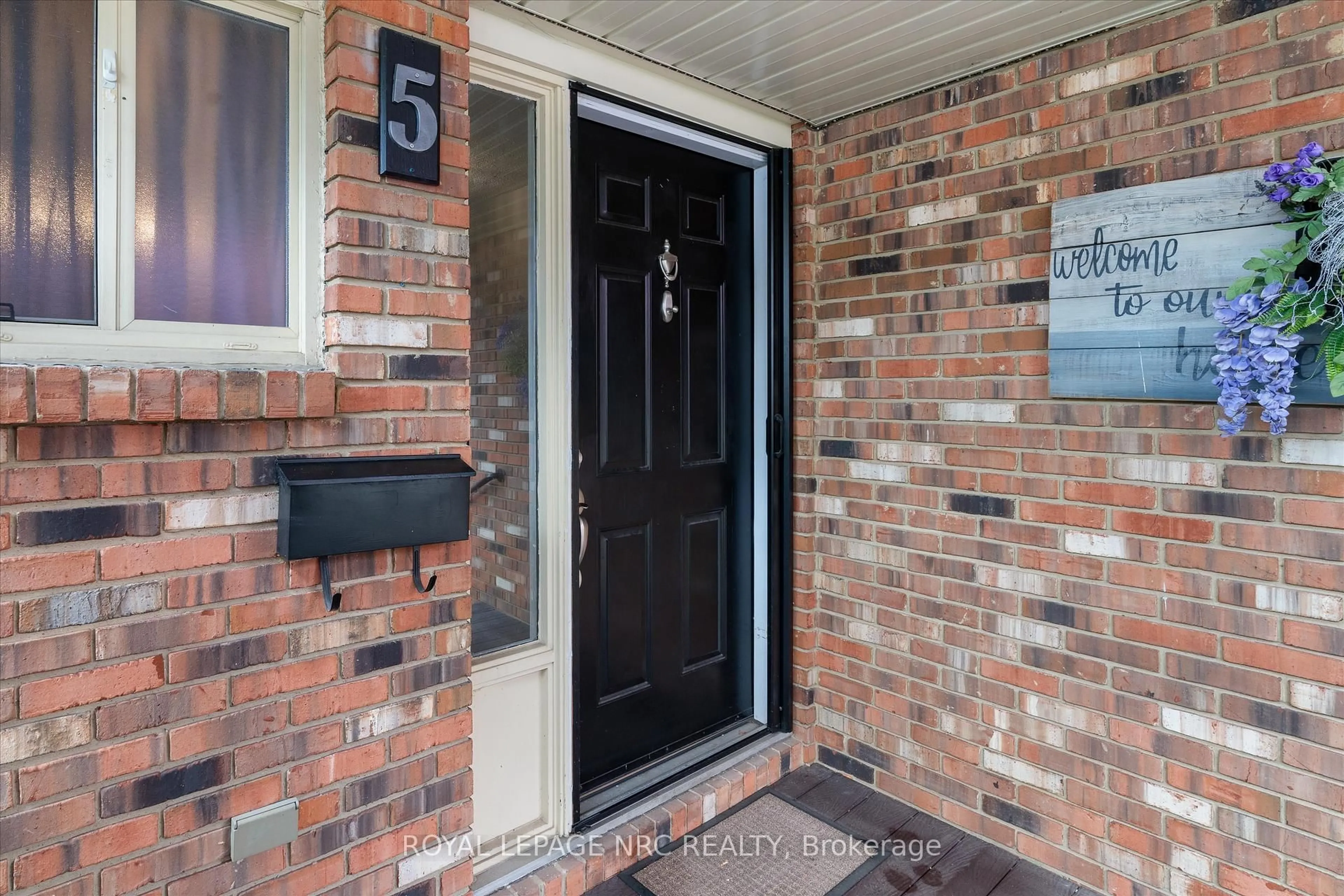 Indoor entryway for 5 Barnaby Dr, St. Catharines Ontario L2S 3C7