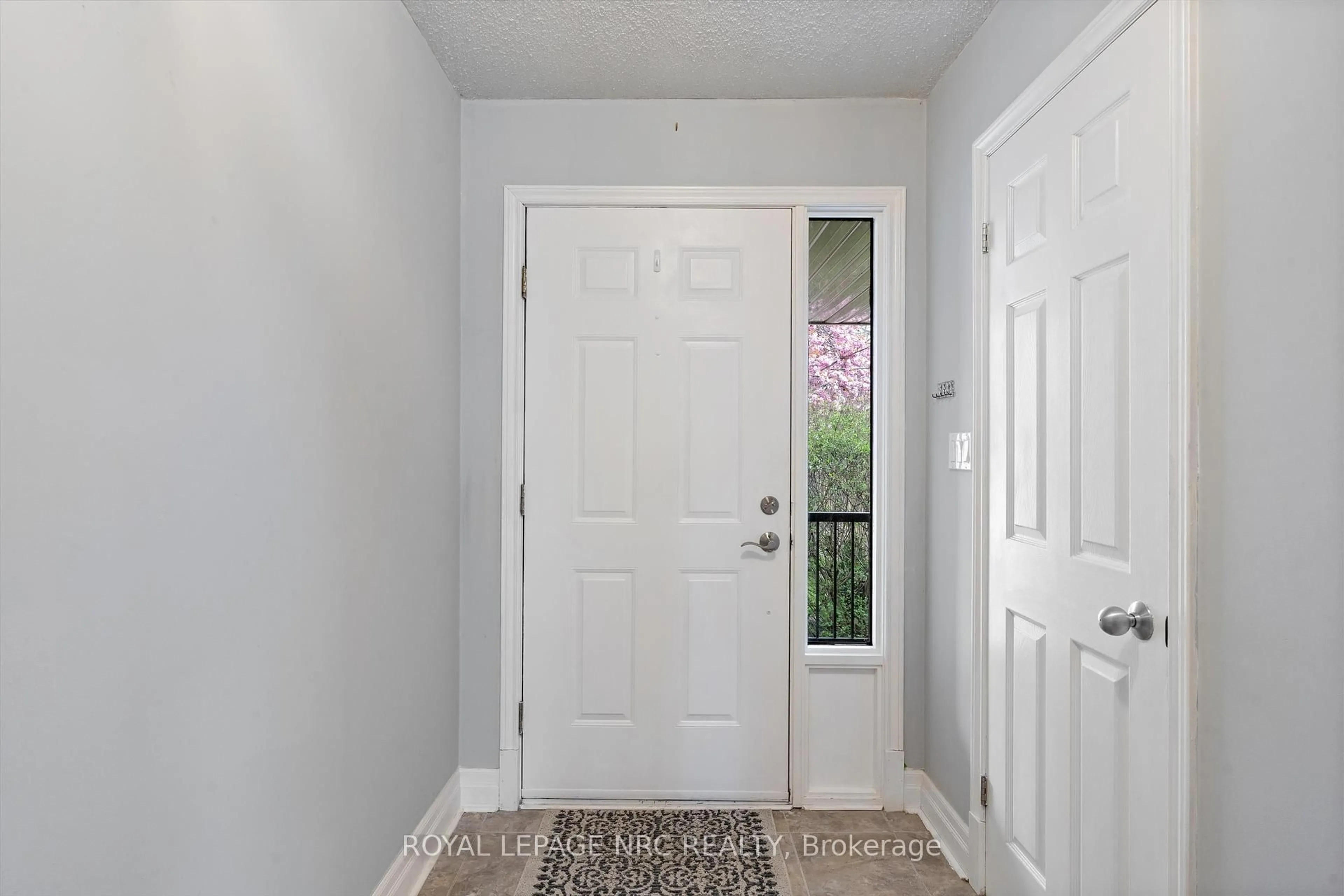 Indoor entryway for 5 Barnaby Dr, St. Catharines Ontario L2S 3C7