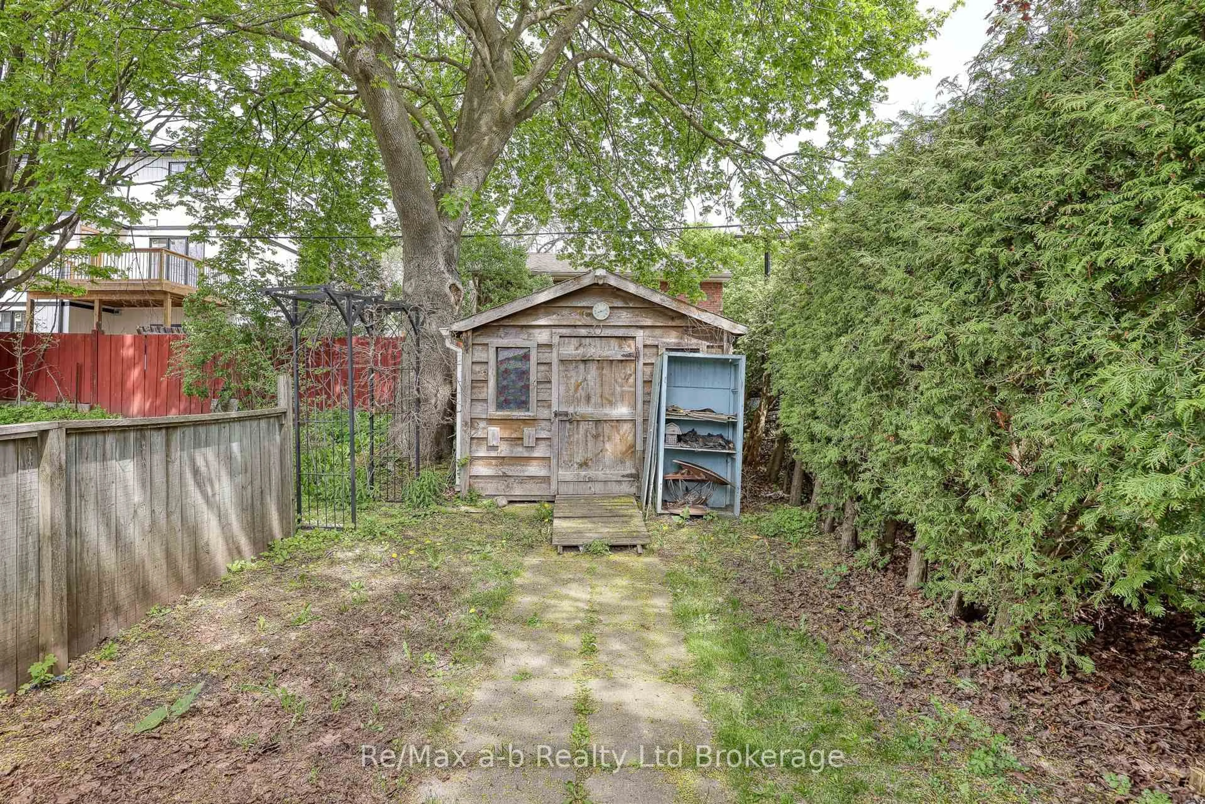 Shed for 415 Lampman Pl, Woodstock Ontario N4S 3S9