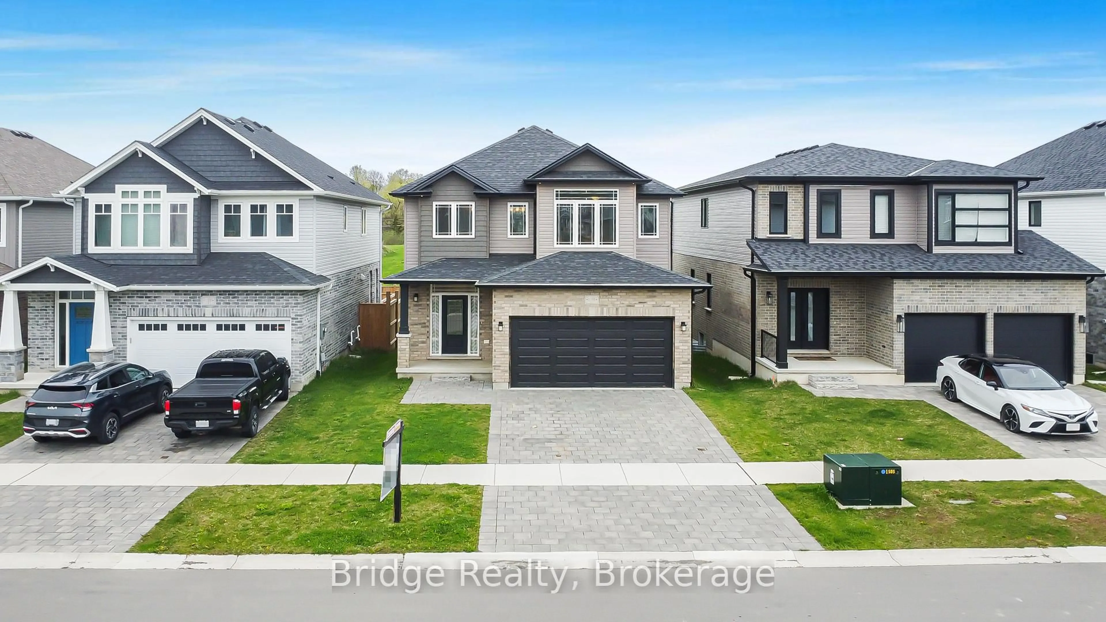 A pic from outside/outdoor area/front of a property/back of a property/a pic from drone, street for 32 Sutherland Cres, Ingersoll Ontario N5C 0E3