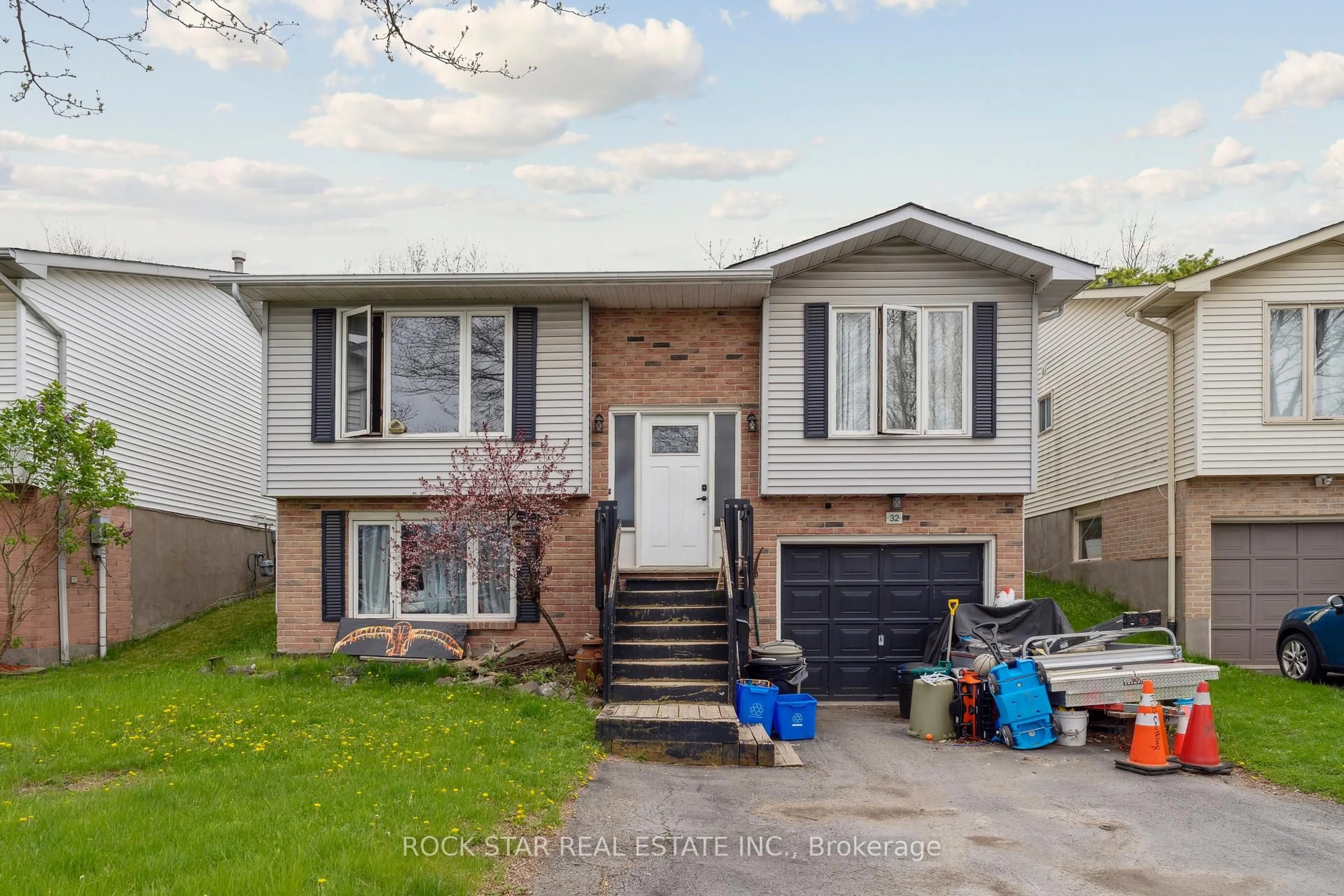 Home with vinyl exterior material, street for 32 Hemlock St, St. Catharines Ontario L2T 4B7