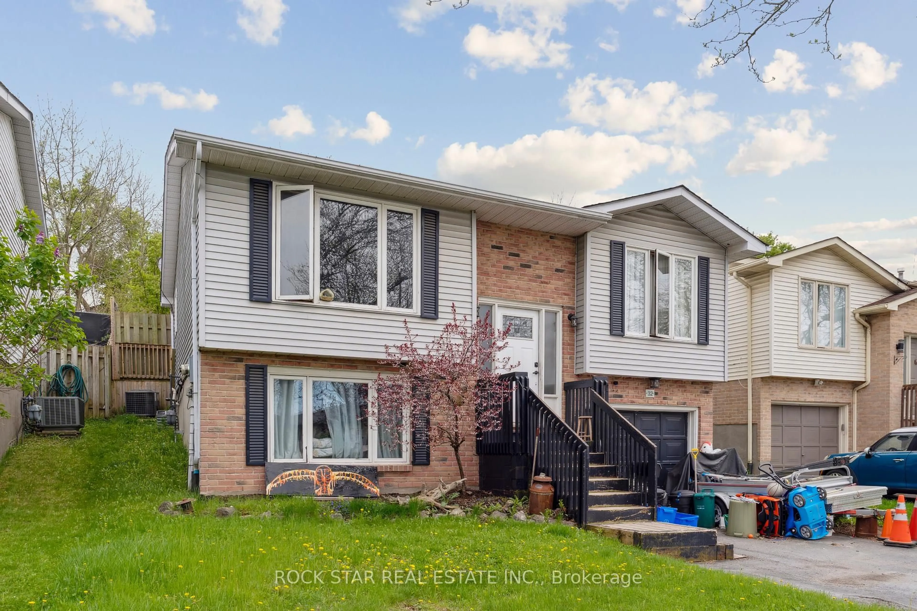 Home with vinyl exterior material, street for 32 Hemlock St, St. Catharines Ontario L2T 4B7