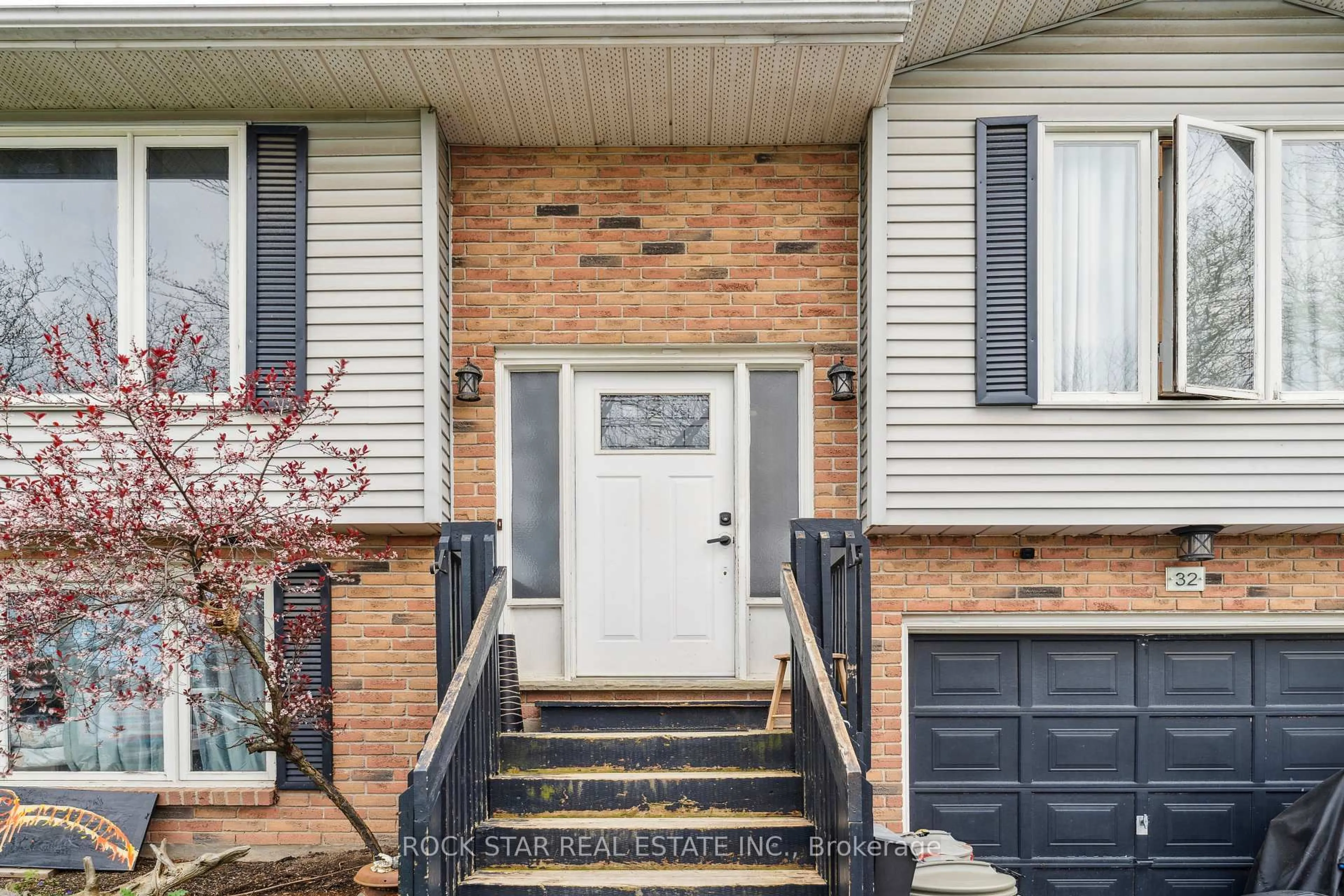 Unknown for 32 Hemlock St, St. Catharines Ontario L2T 4B7