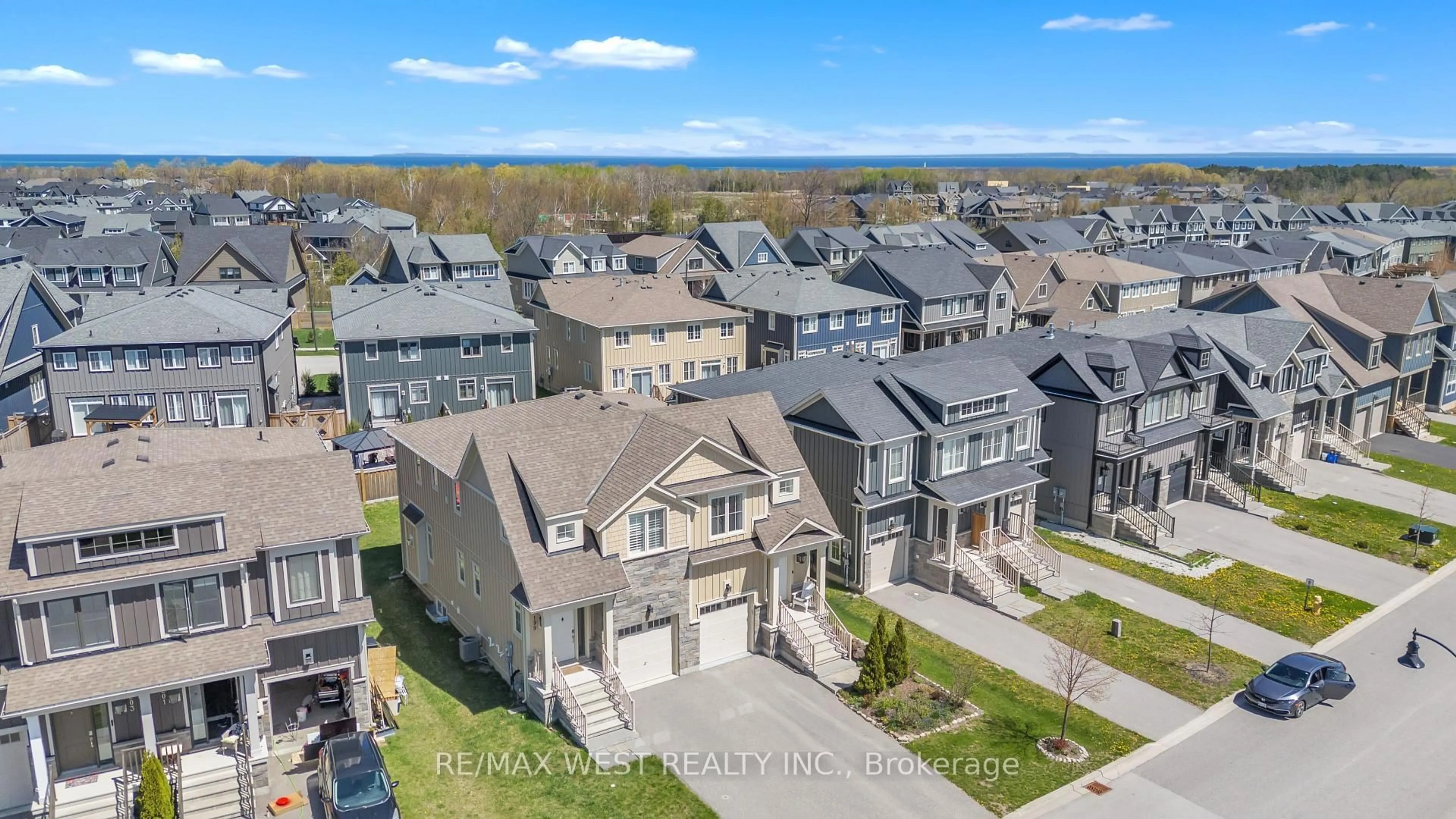 A pic from outside/outdoor area/front of a property/back of a property/a pic from drone, mountain view for 197 Yellow Birch Cres, Blue Mountains Ontario L9Y 0Z3