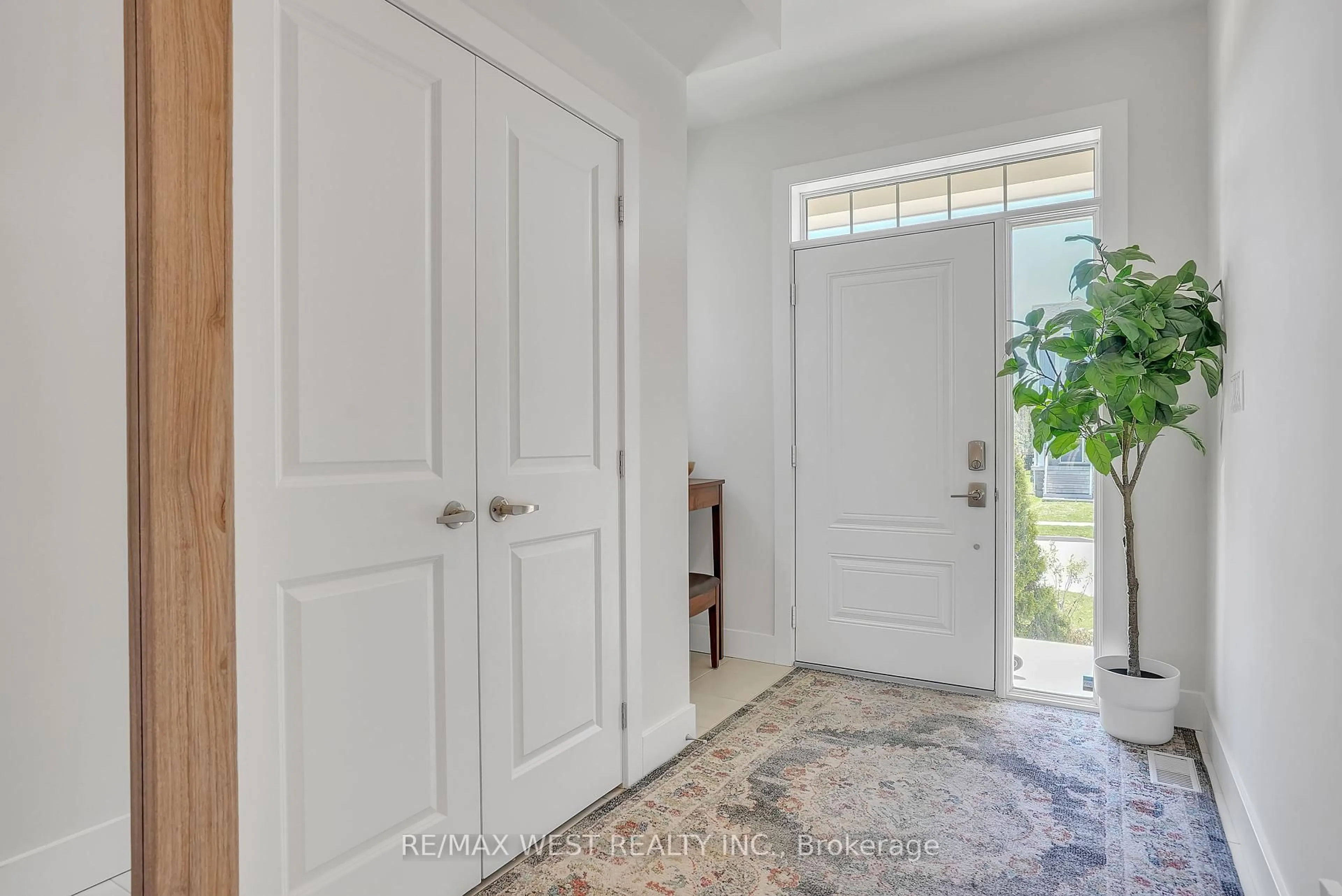 Indoor entryway for 197 Yellow Birch Cres, Blue Mountains Ontario L9Y 0Z3