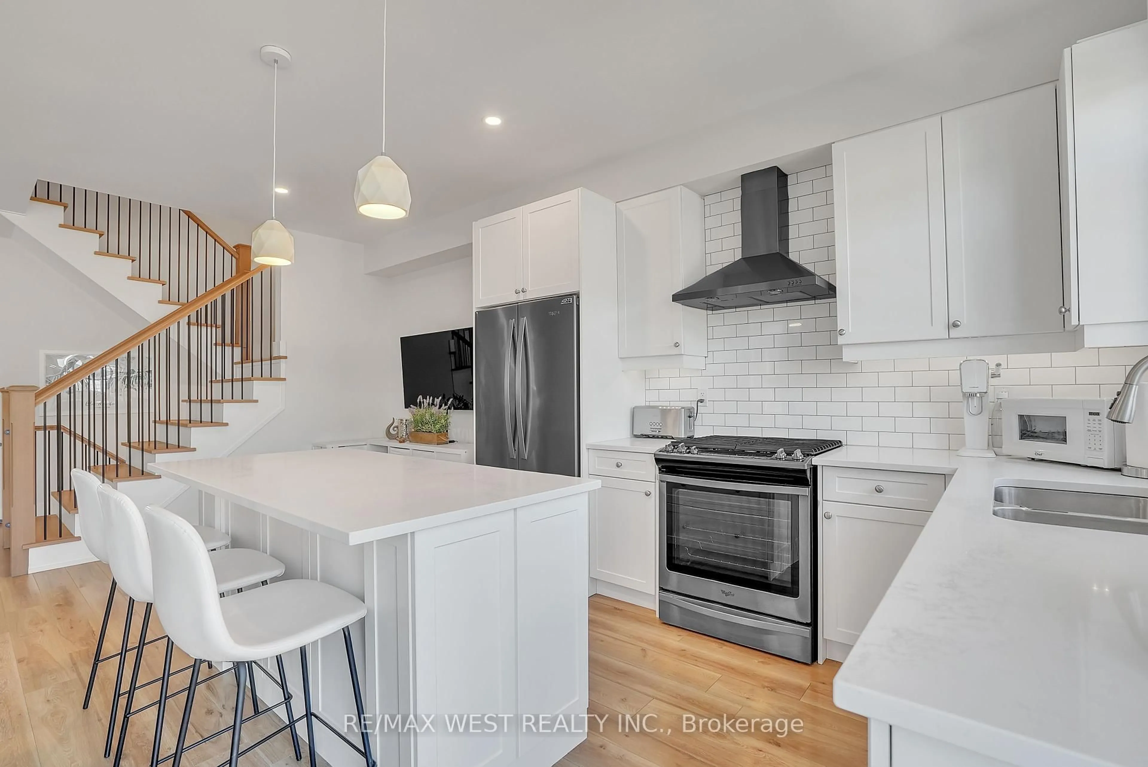 Open concept kitchen, unknown for 197 Yellow Birch Cres, Blue Mountains Ontario L9Y 0Z3