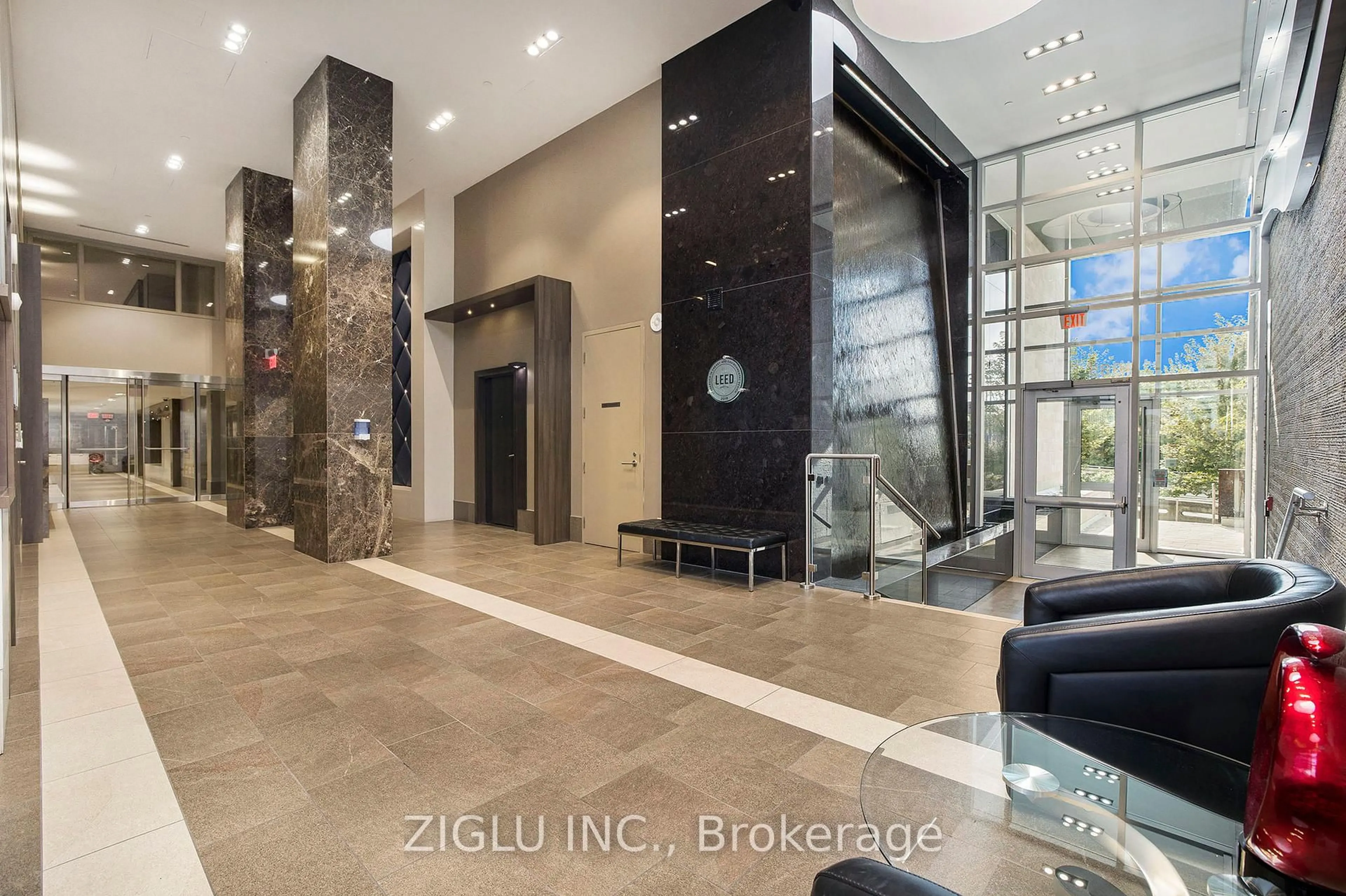 Indoor foyer for 1035 Bank St #1702, Ottawa Ontario K1S 5K3