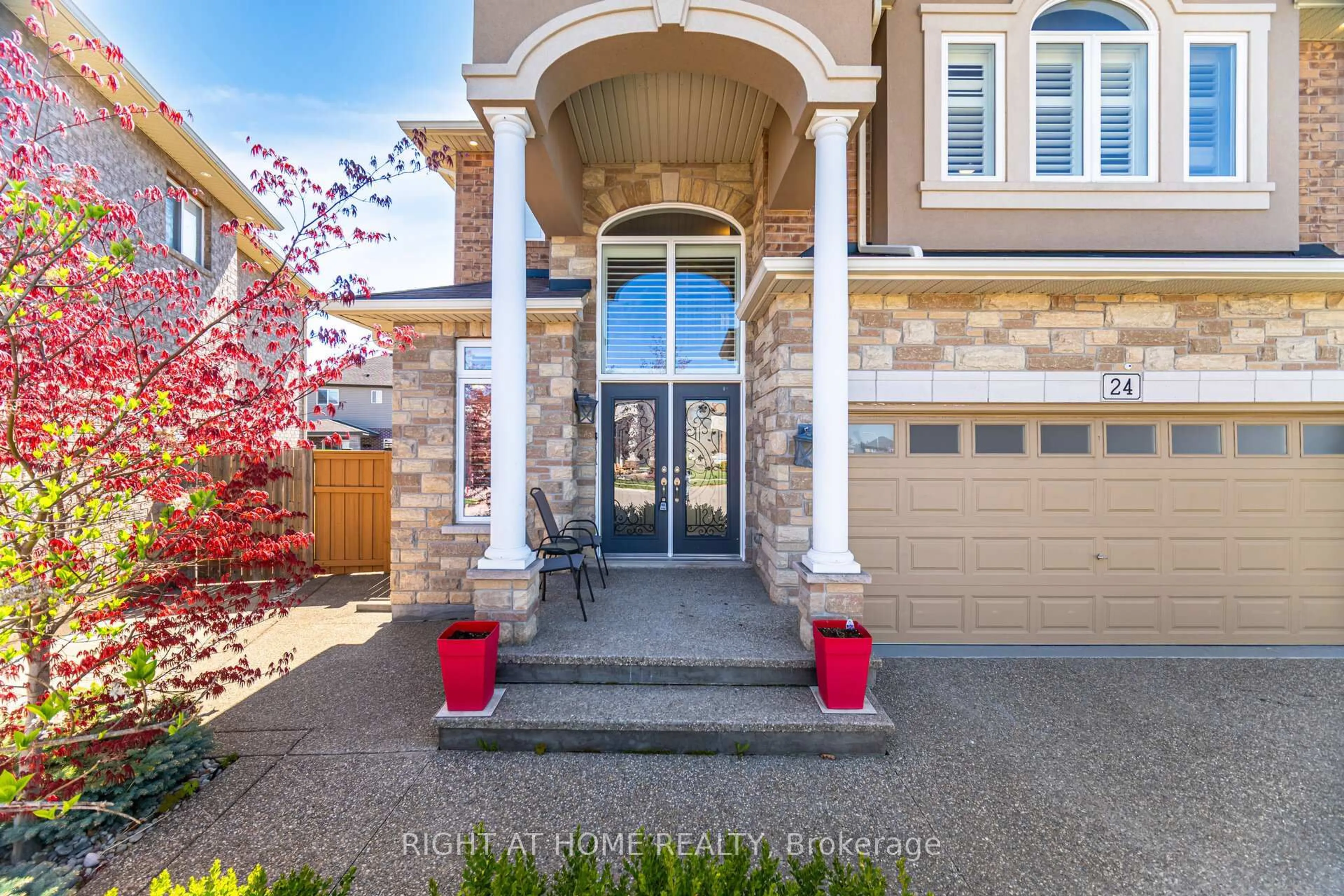 Indoor entryway for 24 Biggar Cres, Grimsby Ontario L3M 0E3