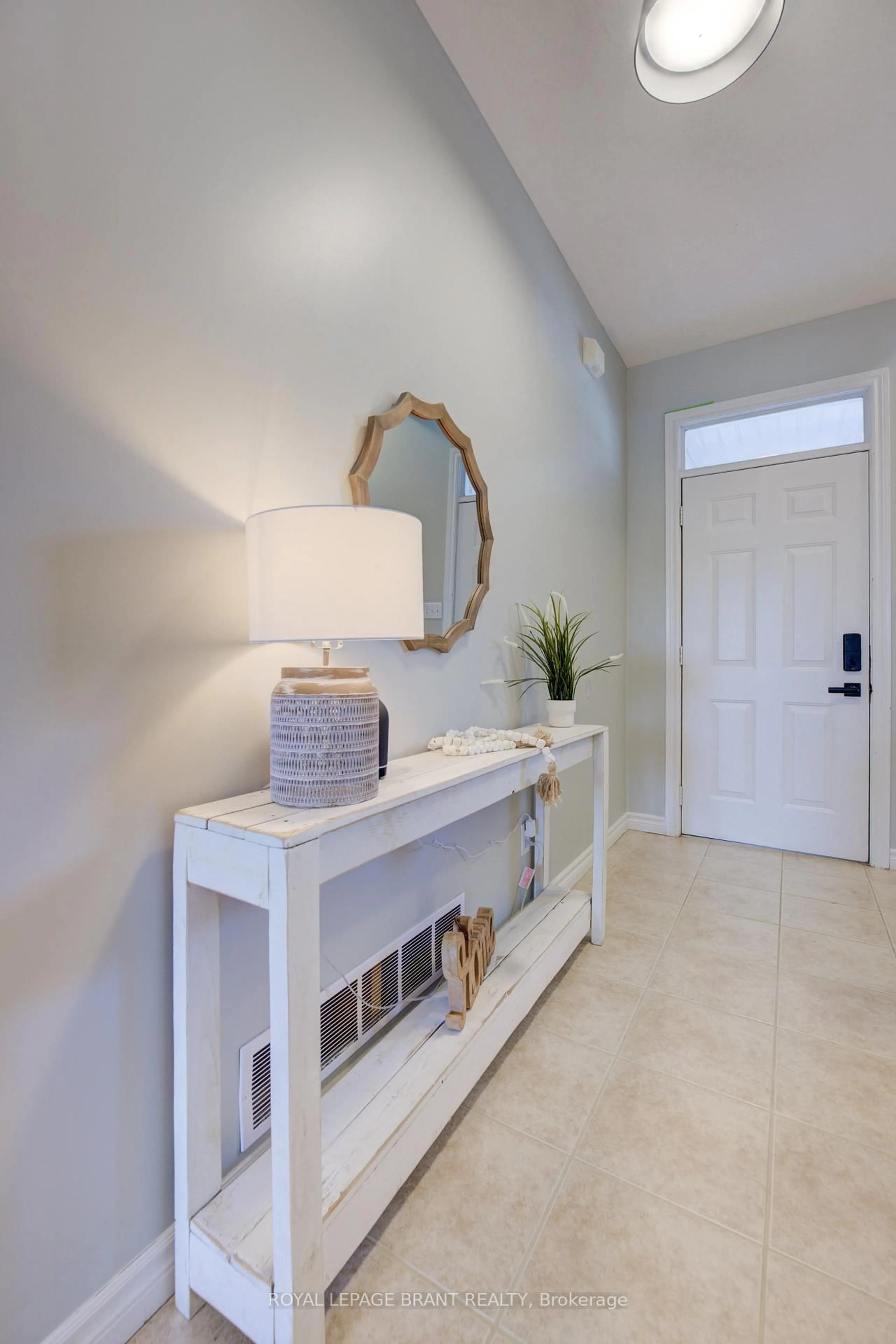 Indoor entryway for 606 Frieburg Dr, Waterloo Ontario N2T 2Y4