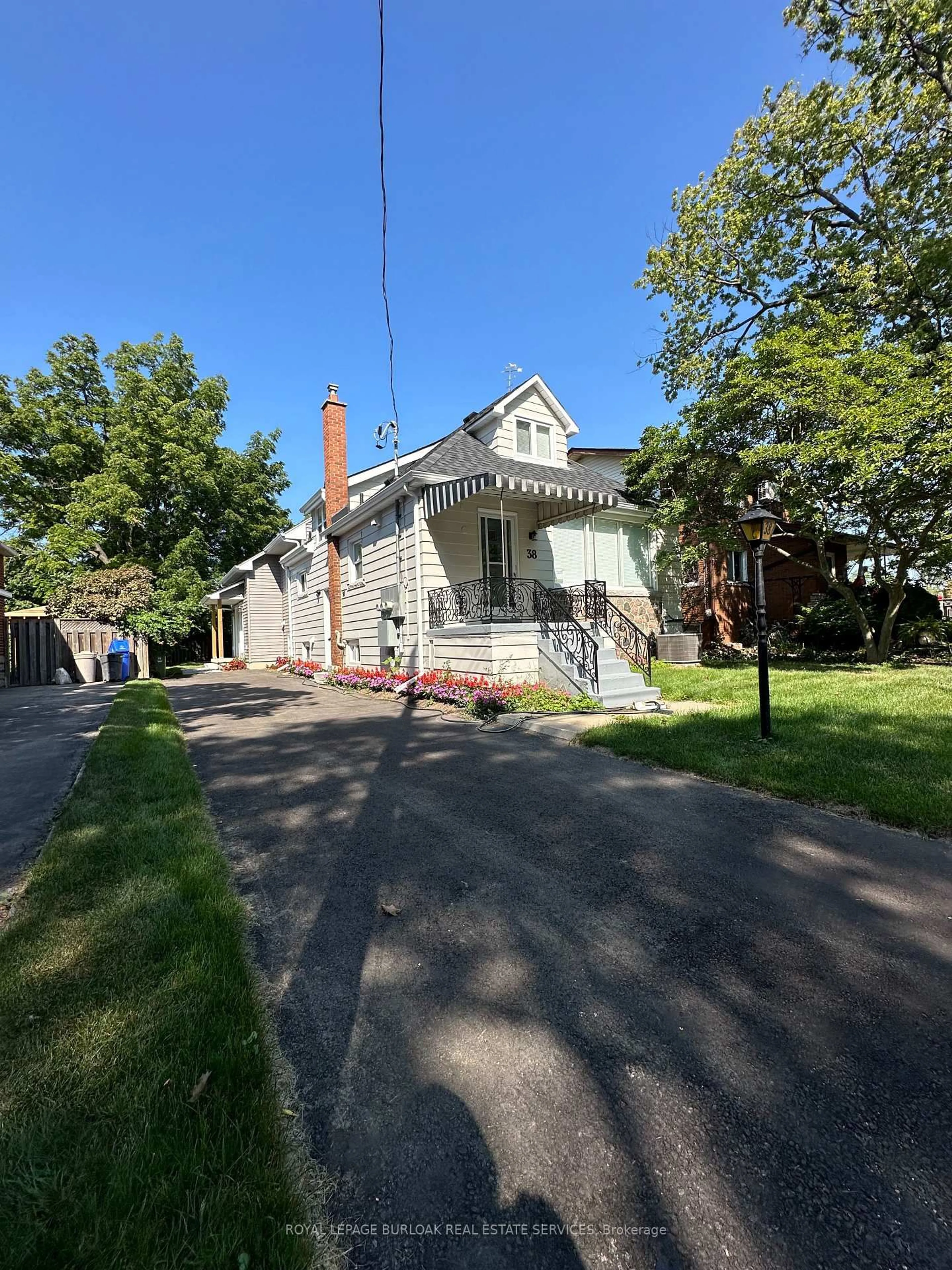 A pic from outside/outdoor area/front of a property/back of a property/a pic from drone, street for 38 Viewpoint Ave, Hamilton Ontario L8V 2S5