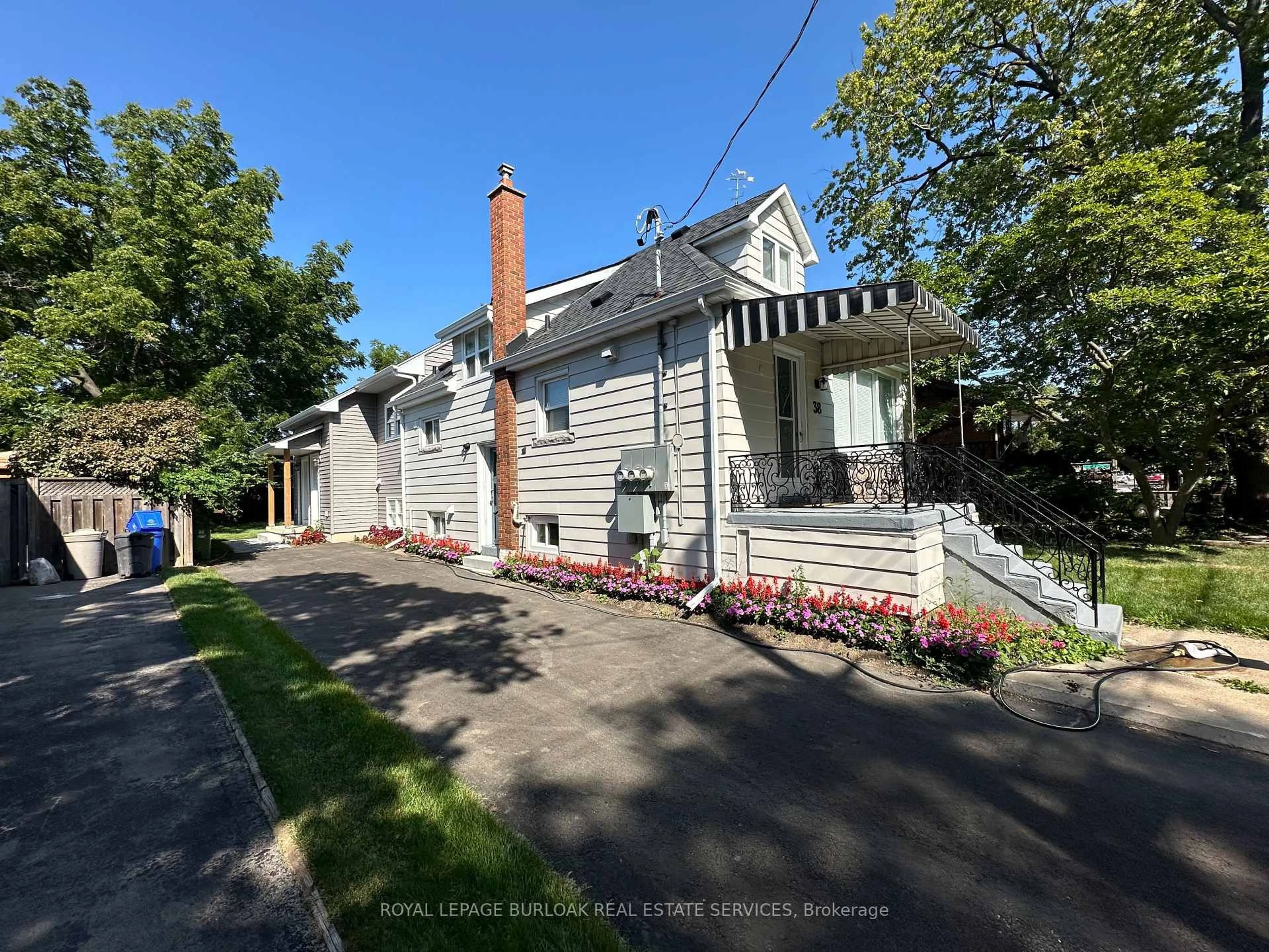 A pic from outside/outdoor area/front of a property/back of a property/a pic from drone, street for 38 Viewpoint Ave, Hamilton Ontario L8V 2S5