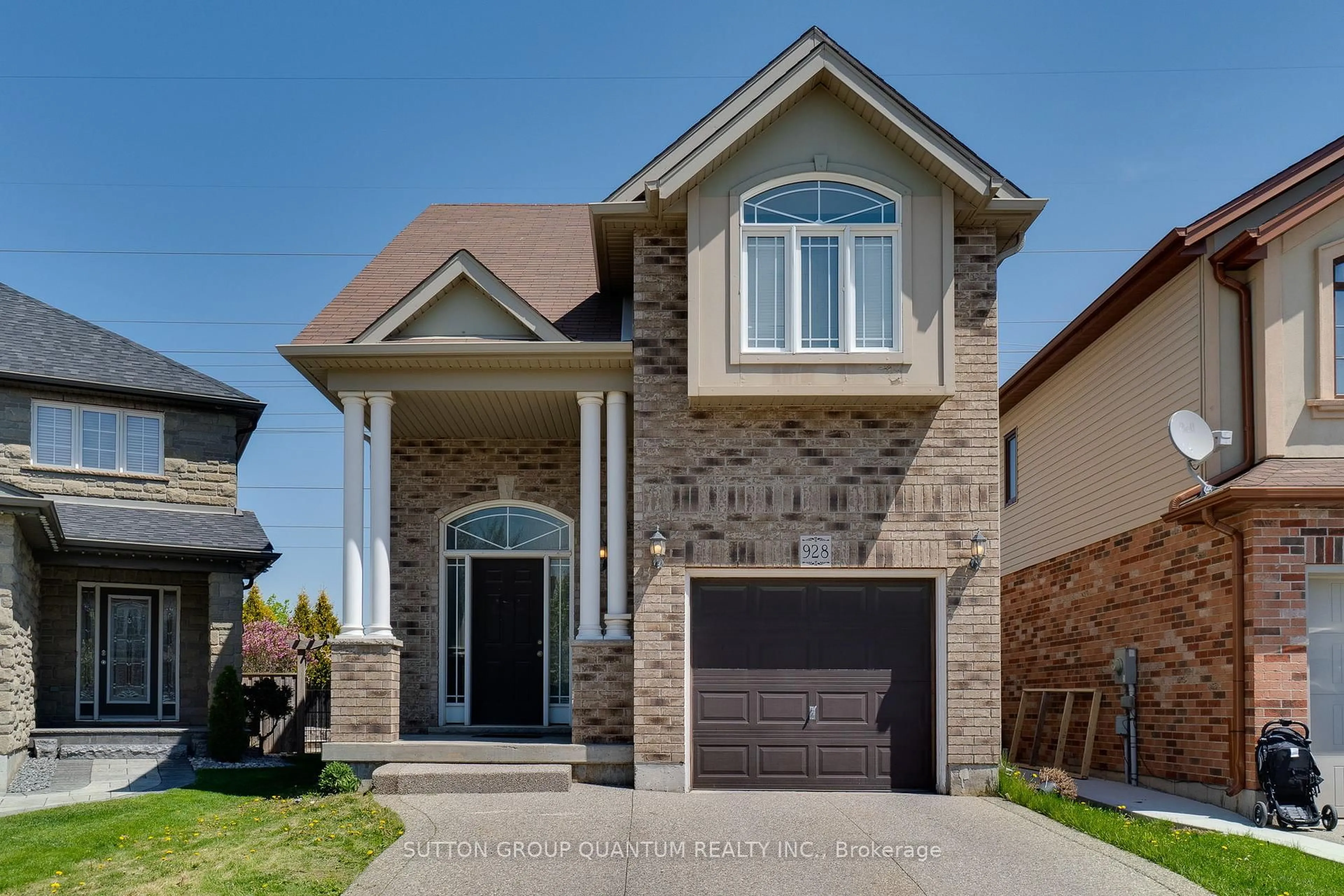 Home with brick exterior material, street for 928 Dunblane Crt, Kitchener Ontario N2R 1W9