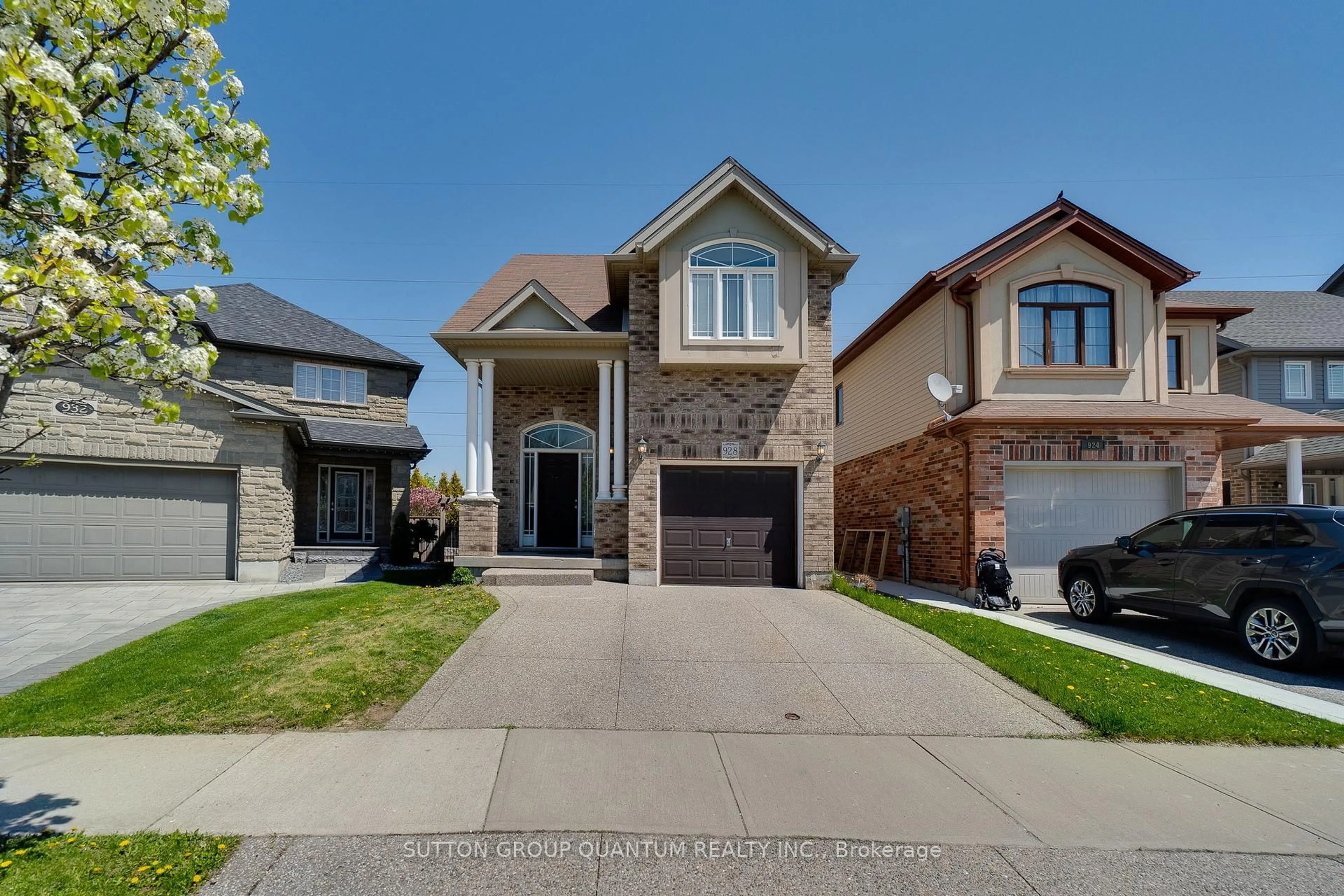 Home with brick exterior material, street for 928 Dunblane Crt, Kitchener Ontario N2R 1W9