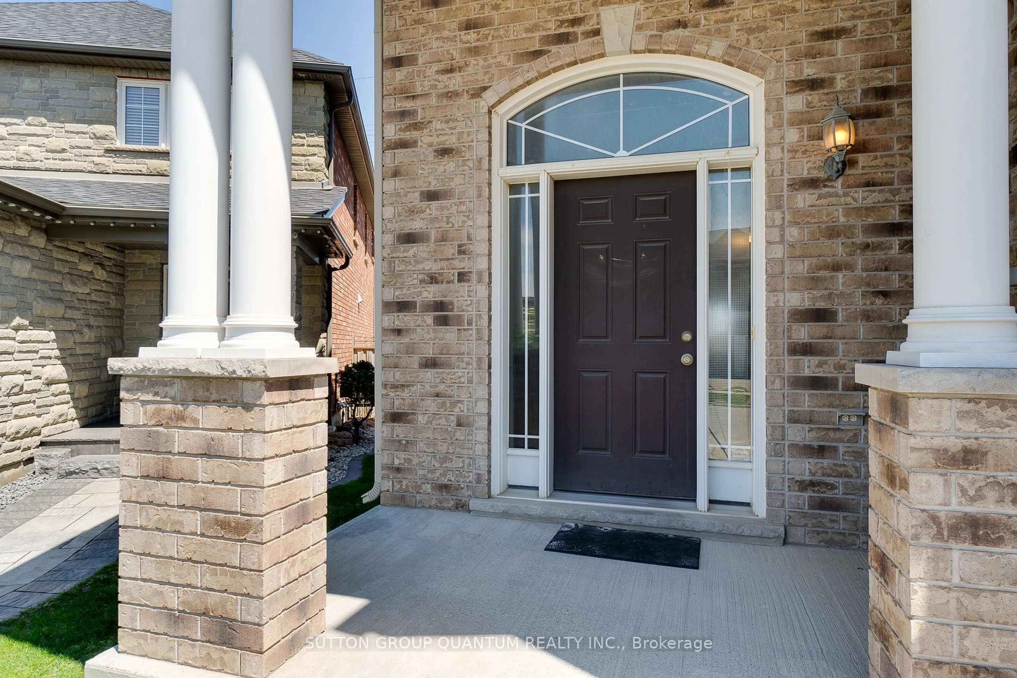 Indoor entryway for 928 Dunblane Crt, Kitchener Ontario N2R 1W9