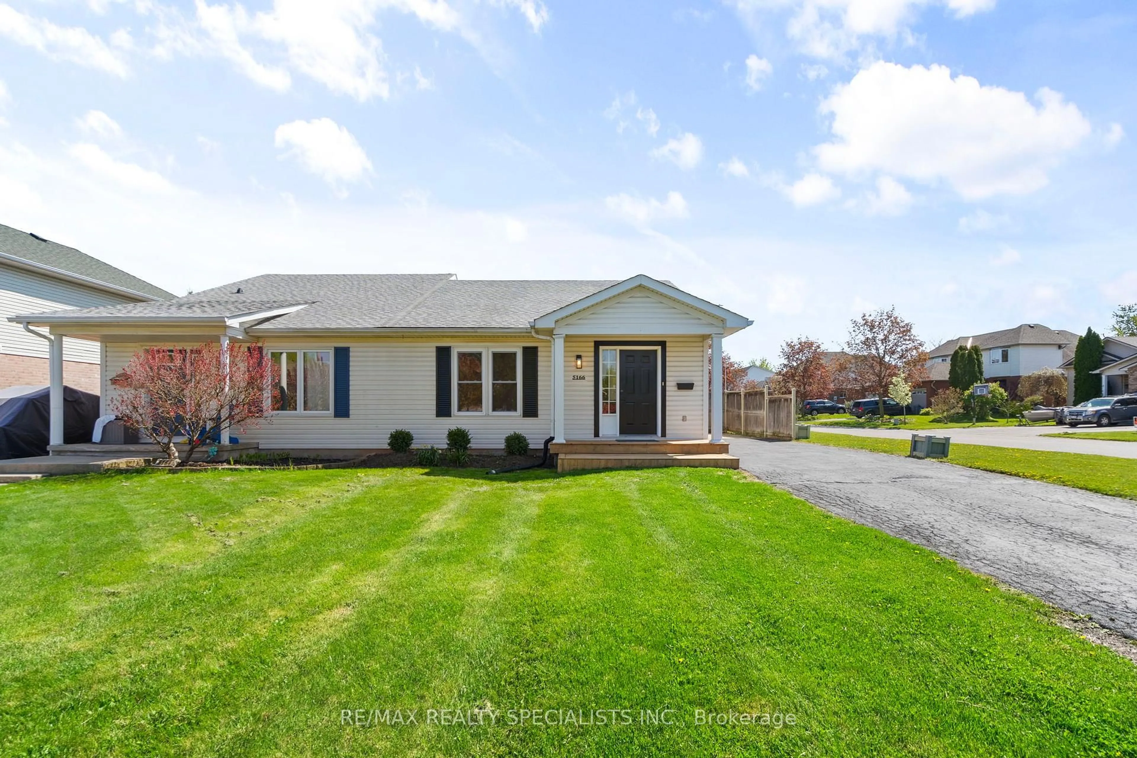 Home with vinyl exterior material, street for 5166 Mulberry Dr, Lincoln Ontario L3J 0J6