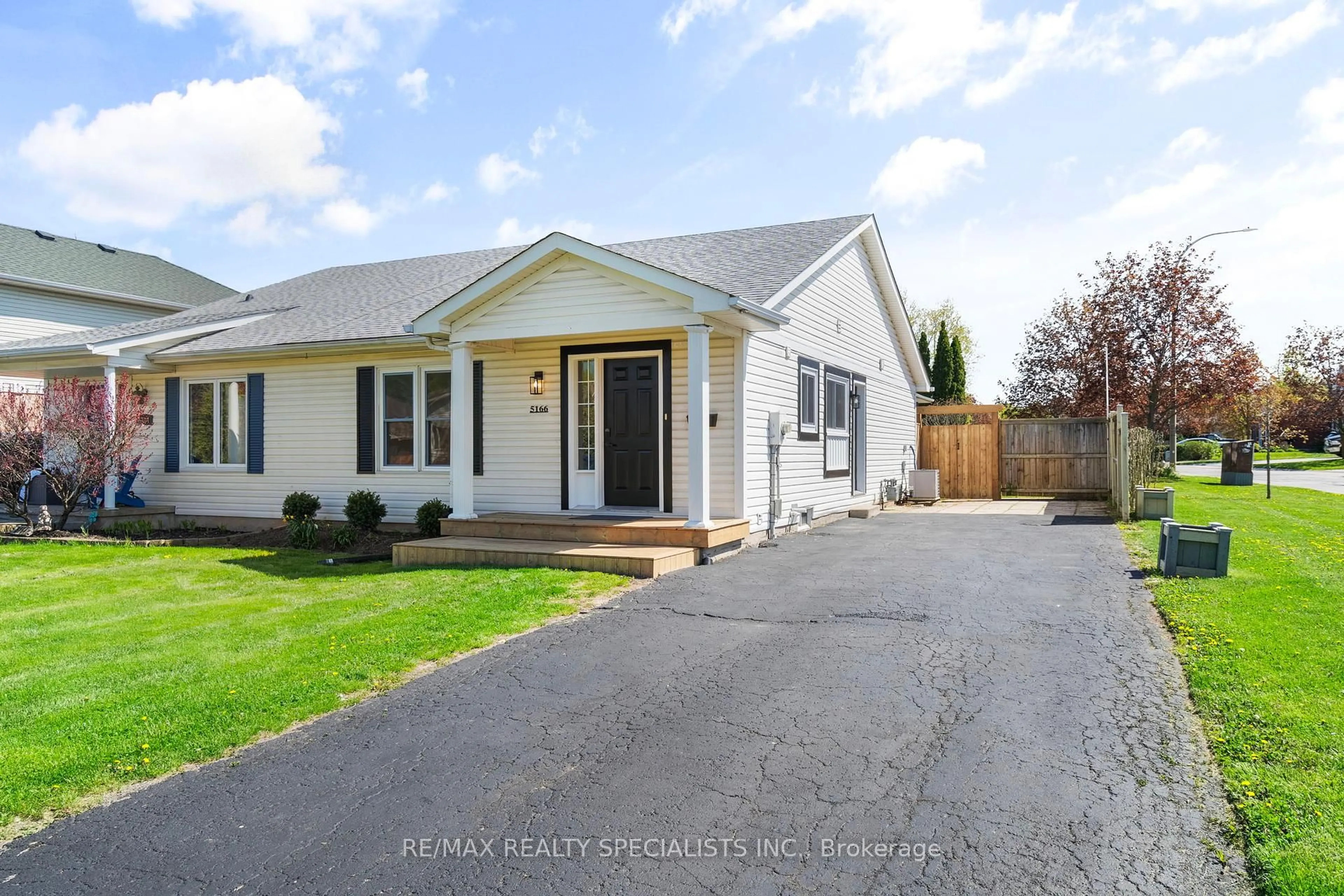 Home with vinyl exterior material, street for 5166 Mulberry Dr, Lincoln Ontario L3J 0J6