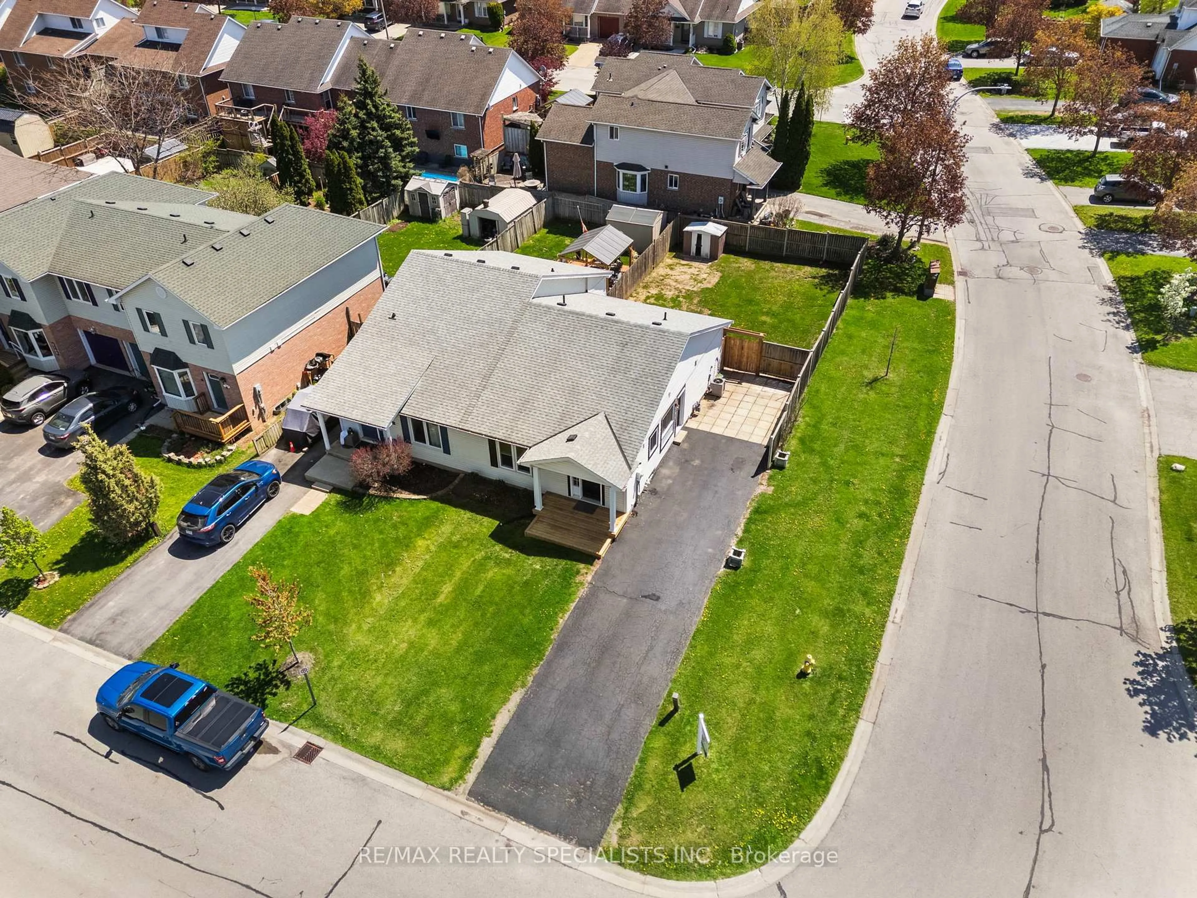 A pic from outside/outdoor area/front of a property/back of a property/a pic from drone, street for 5166 Mulberry Dr, Lincoln Ontario L3J 0J6