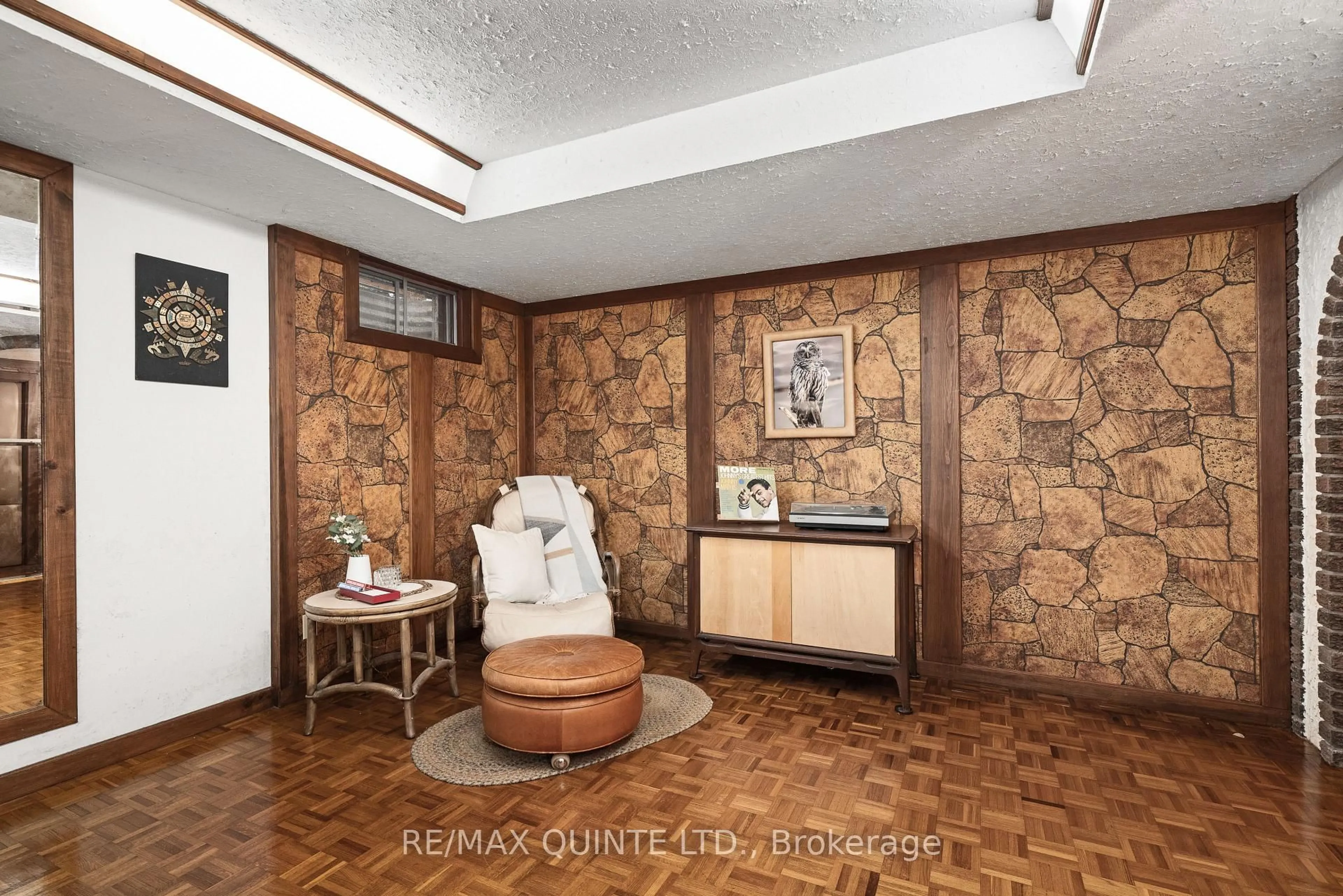 Indoor foyer for 1386 Wallbridge-Loyalist Rd, Belleville Ontario K8N 4Z5