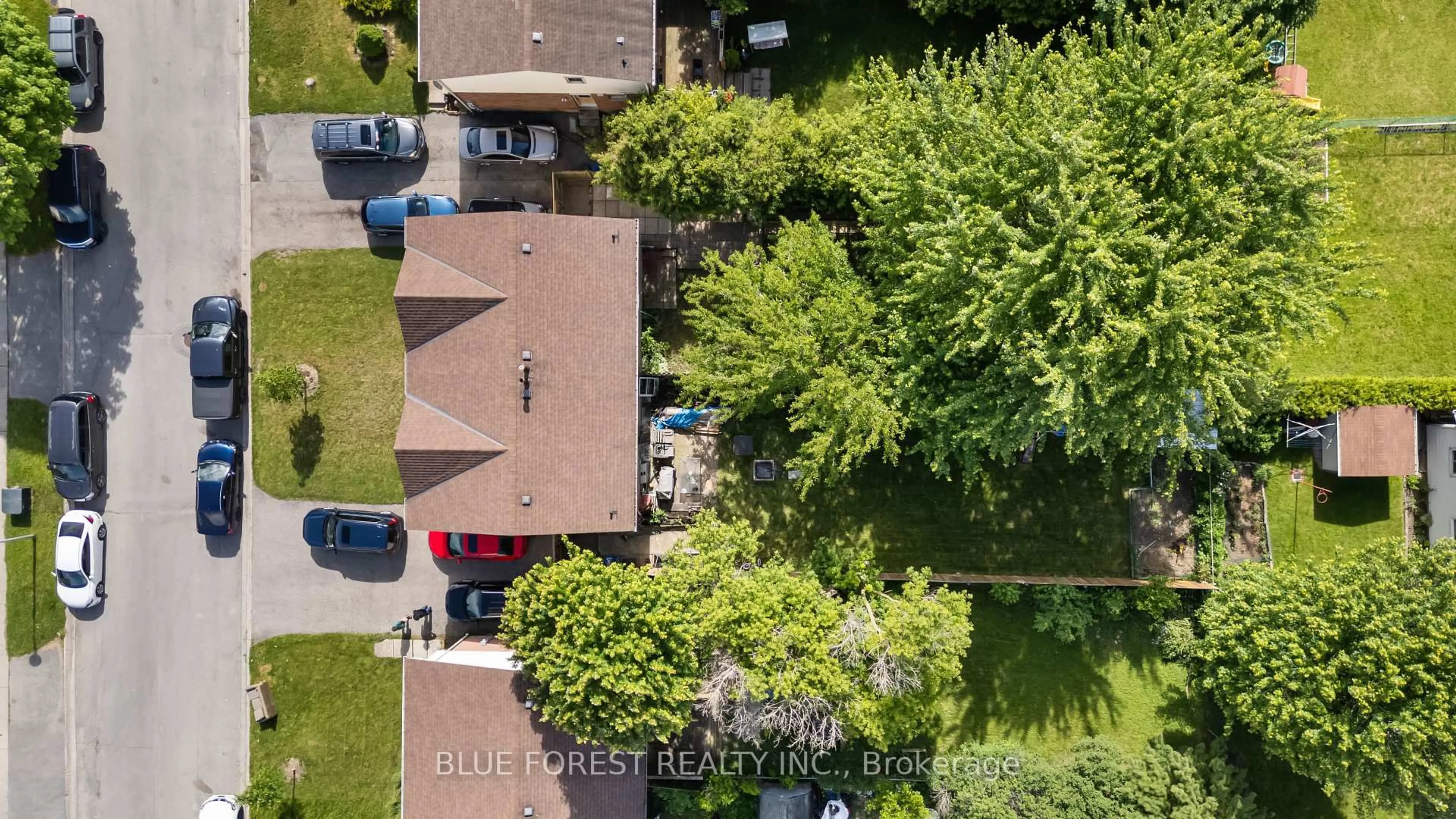 A pic from outside/outdoor area/front of a property/back of a property/a pic from drone, street for 67 Pauline Cres, London South Ontario N6E 2L2