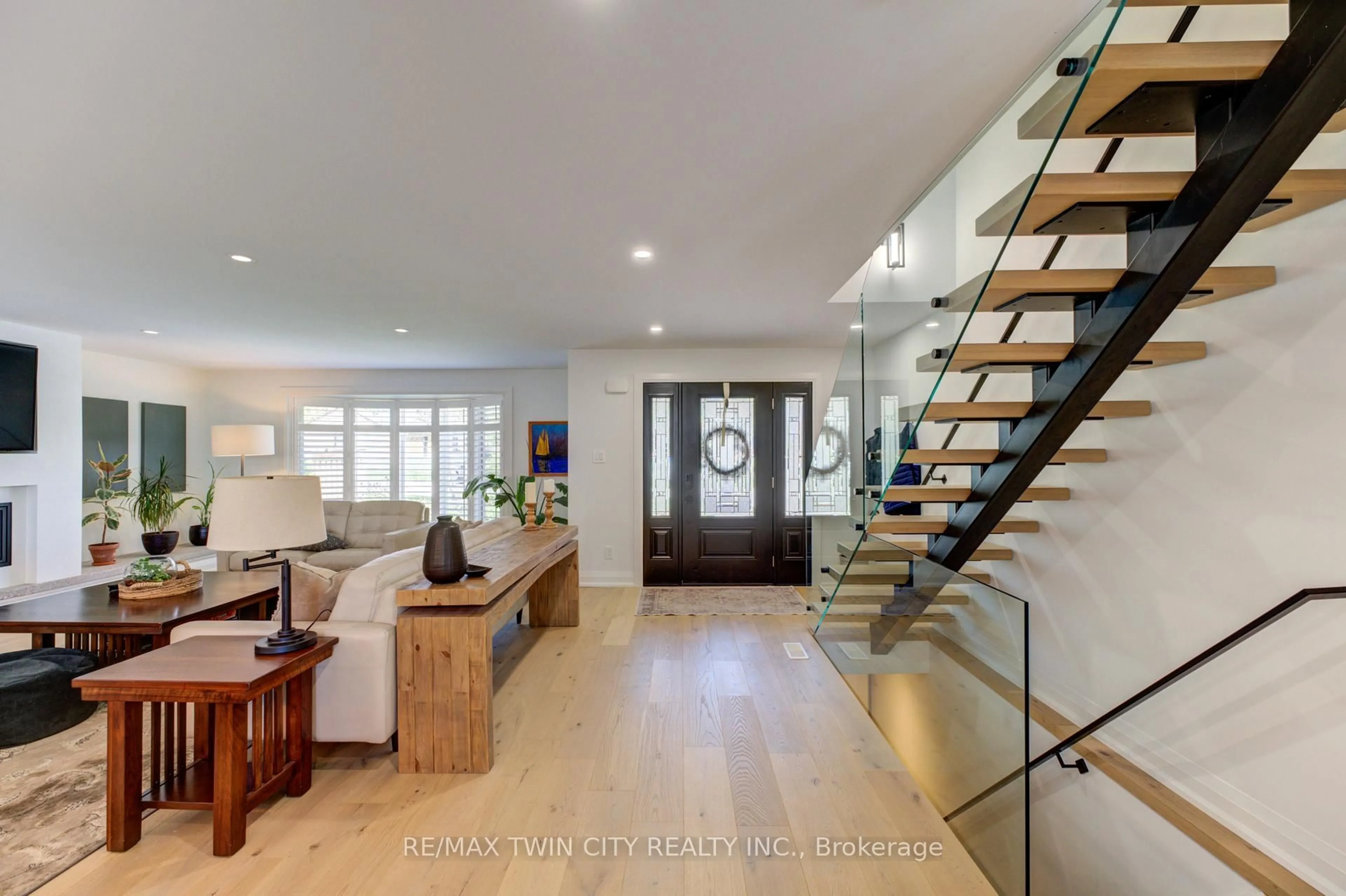 Indoor entryway for 21 Franklin St, Brantford Ontario N3R 1S9