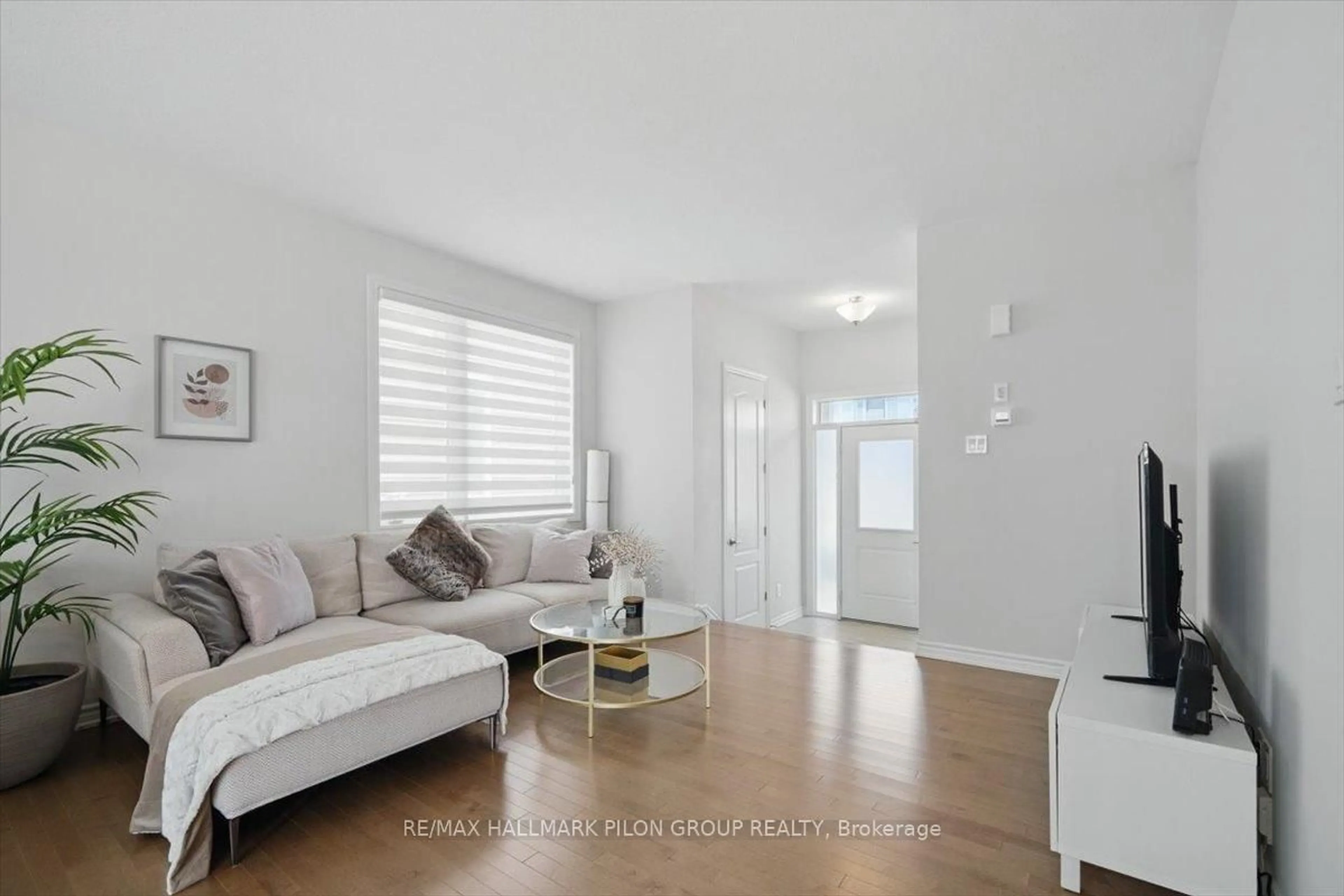 Living room with furniture, unknown for 638 Crevier Walk, Ottawa Ontario K1W 0M7