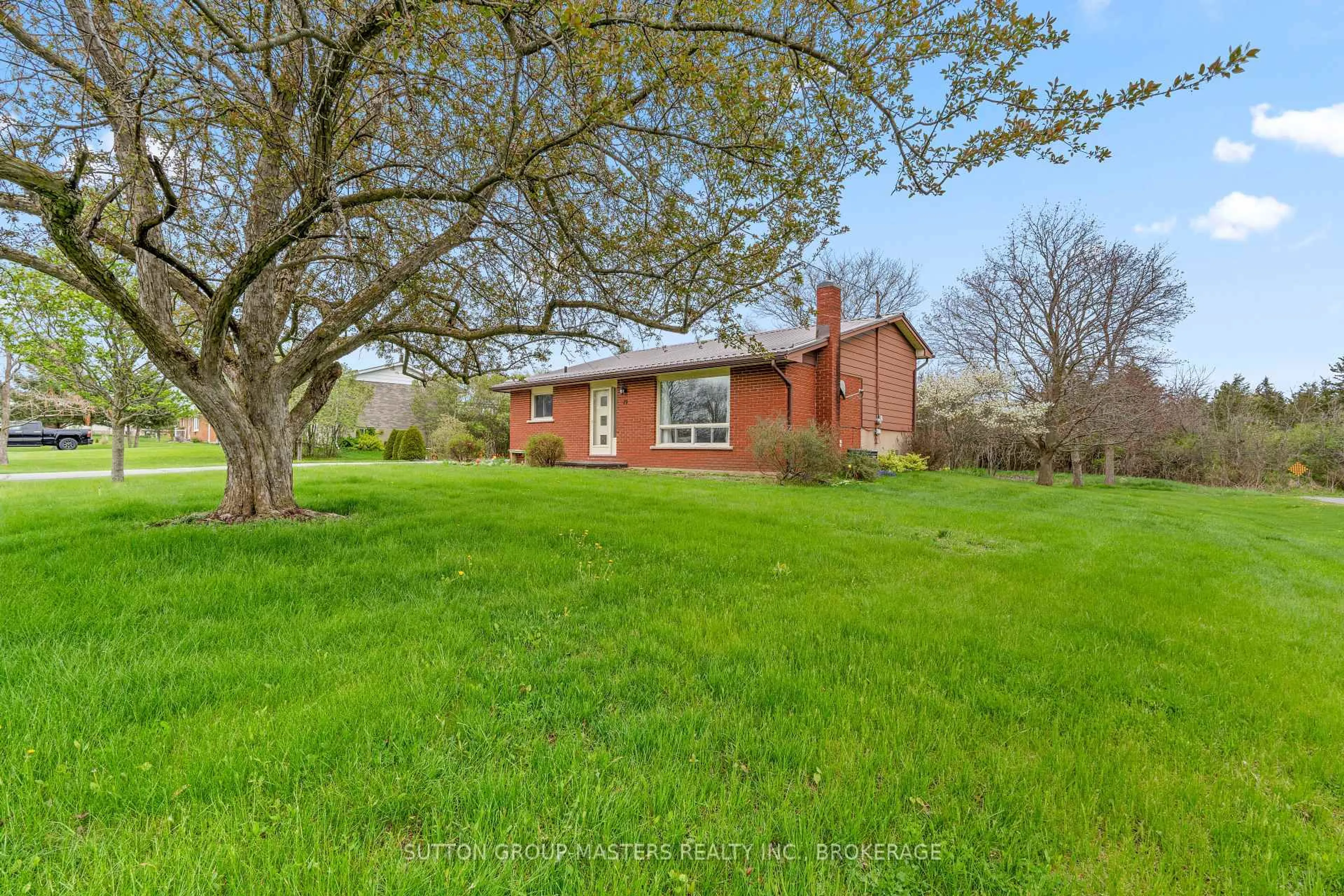 A pic from outside/outdoor area/front of a property/back of a property/a pic from drone, unknown for 19 James St, Greater Napanee Ontario K7R 3E9